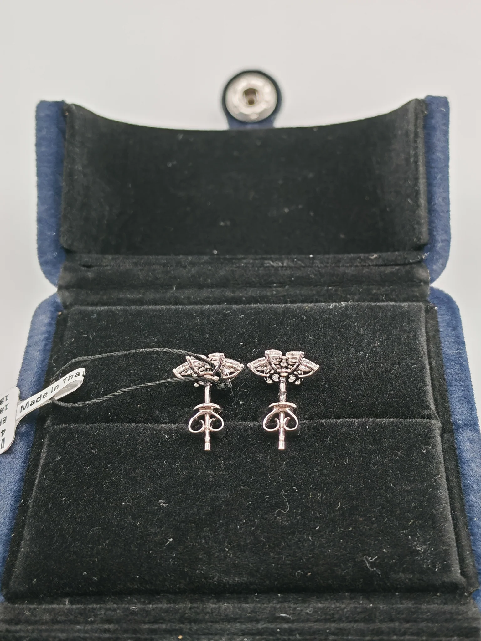 Diamond 18k 1.62gms 1.13cts VS1 to VVS1 (Clarity) E to H (Color) Natural Diamond White Gold Earrings - Image 4