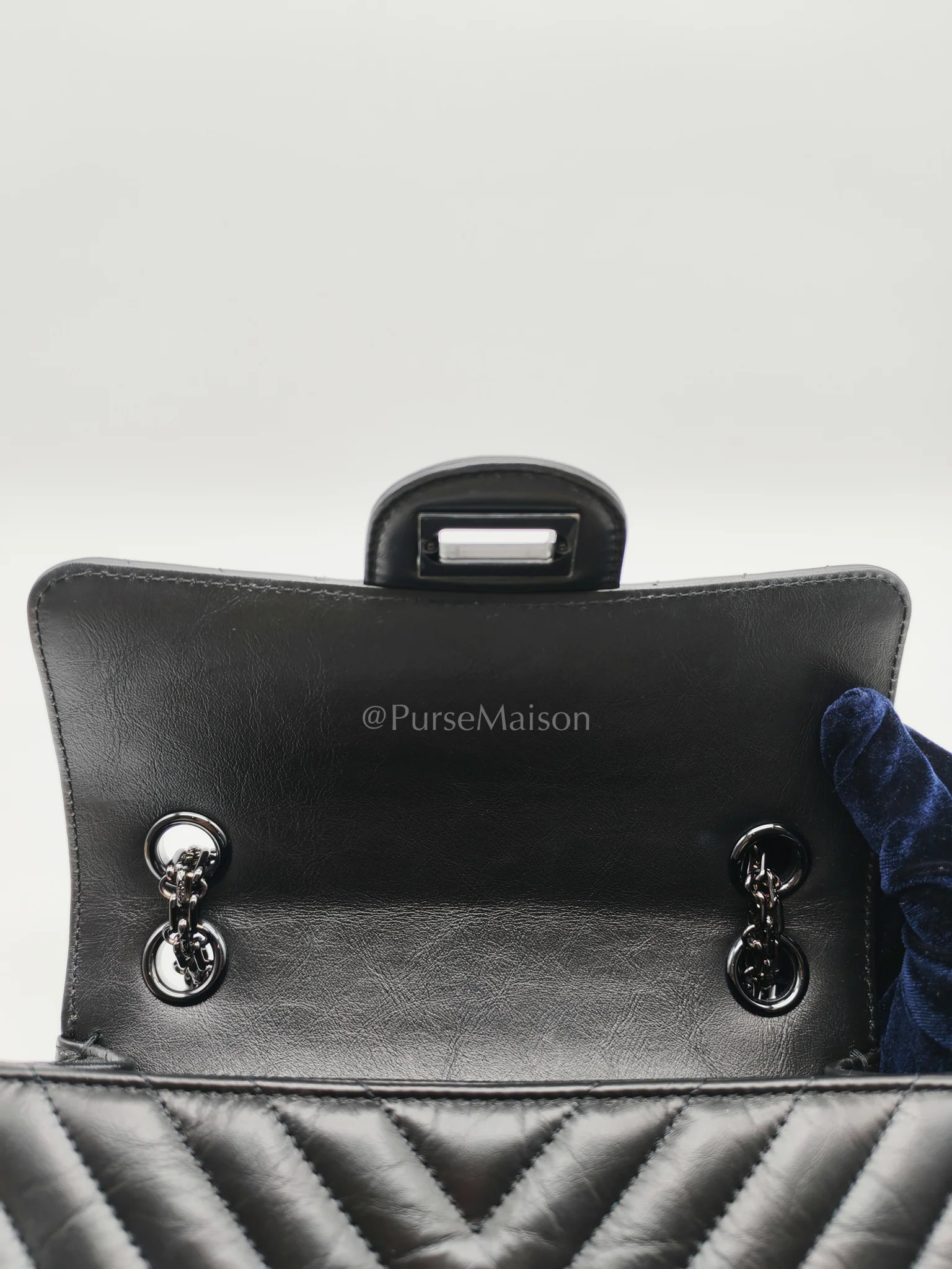 Chanel 20A Mini Reissue Mademoiselle Flap 2.55 in Chevron Aged Calfskin Leather So Black Hardware (Series 30) - Image 18