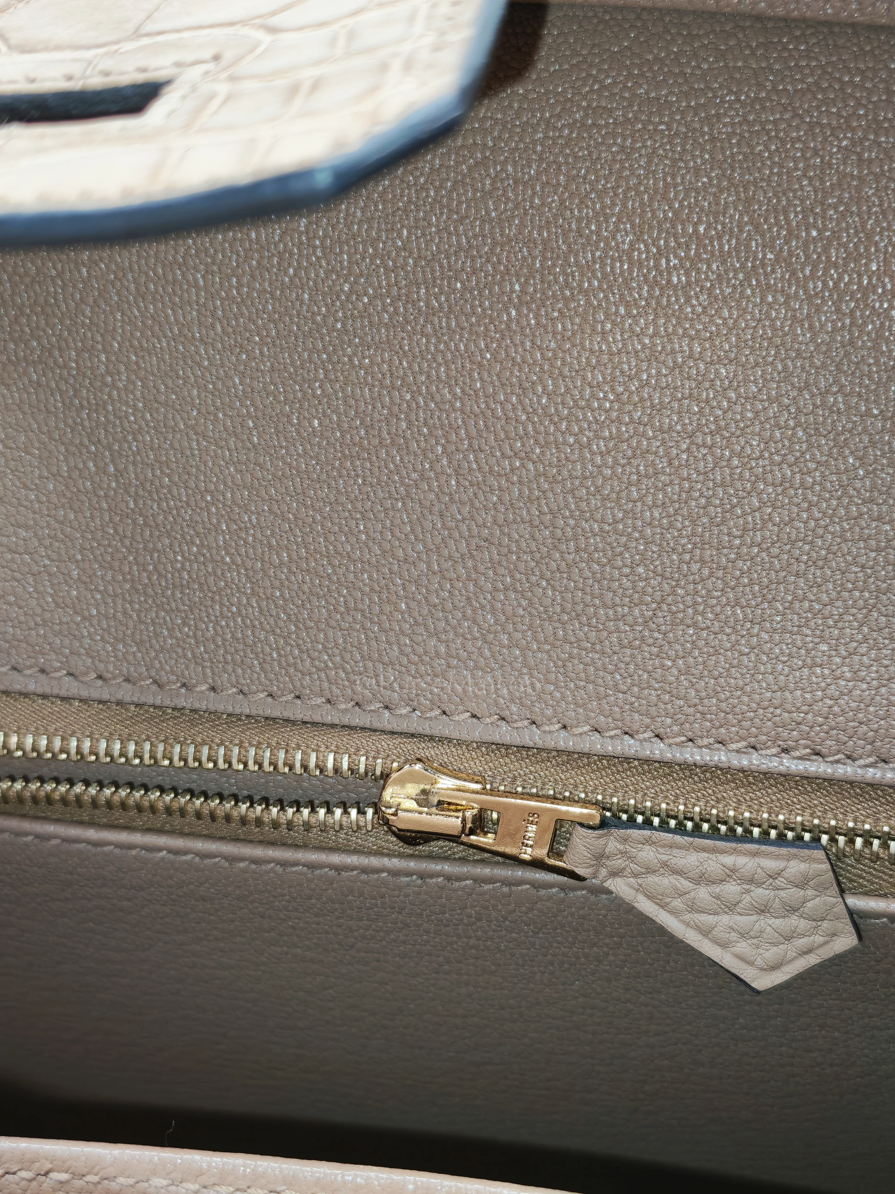 Hermes Birkin 25 Retourne Touch in Chai Togo and Alligator Leather in Permabrass Hardware Stamp U (2022) - Image 20