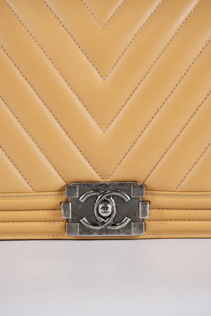 Chanel Boy Chevron Beige in Calfskin Leather and Ruthenium Hardware Series 22 - Image 24