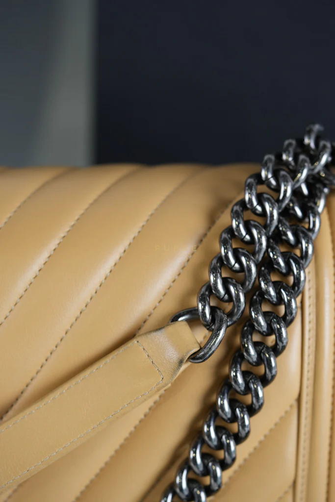Chanel Boy Chevron Beige in Calfskin Leather and Ruthenium Hardware Series 22 - Image 28