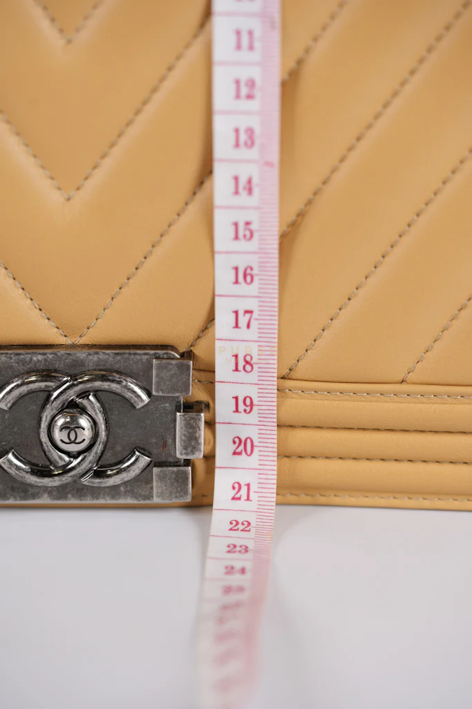 Chanel Boy Chevron Beige in Calfskin Leather and Ruthenium Hardware Series 22 - Image 46