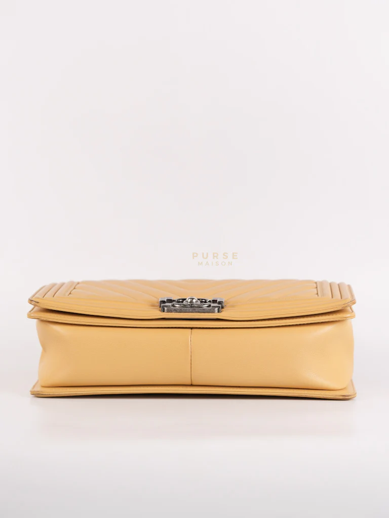 Chanel Boy Chevron Beige in Calfskin Leather and Ruthenium Hardware Series 22 - Image 7