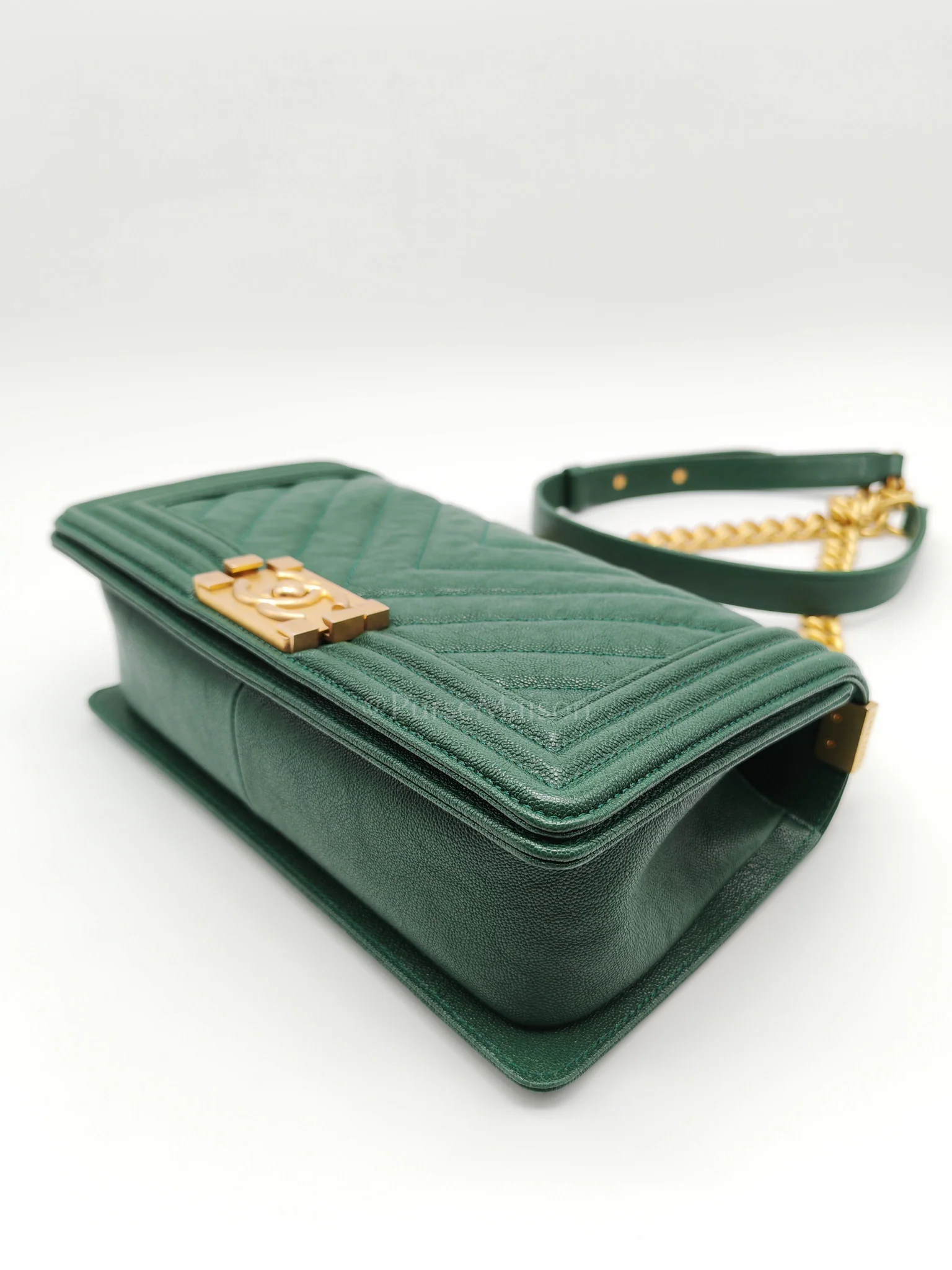 Chanel Boy Old Medium in Green Chevron Calfskin Leather and Aged Gold Hardware Series 26 - Image 9