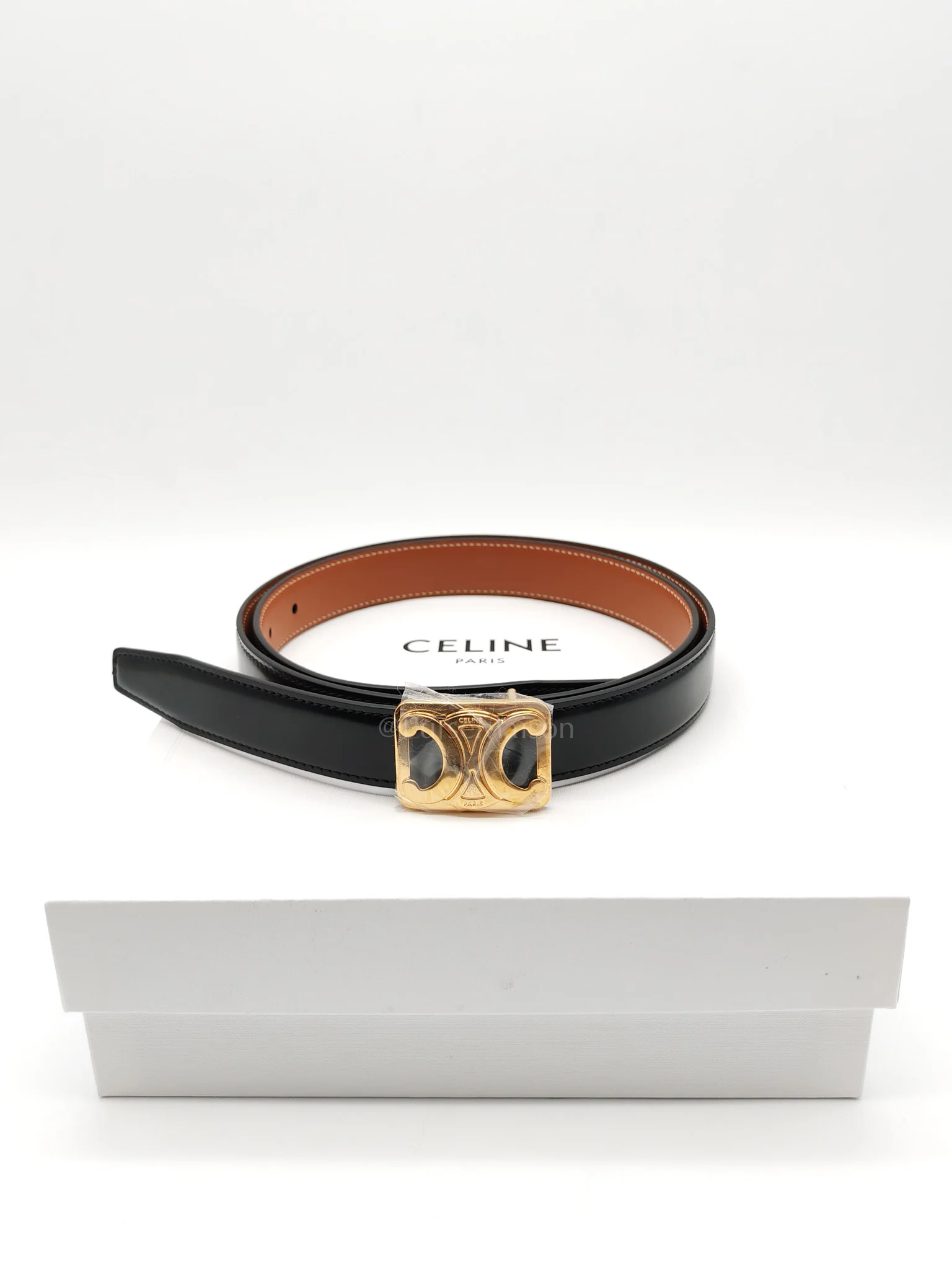 Celine Reversible Triomphe Belt in Black/Tan Calfskin Leather & Gold Hardware - Image 11