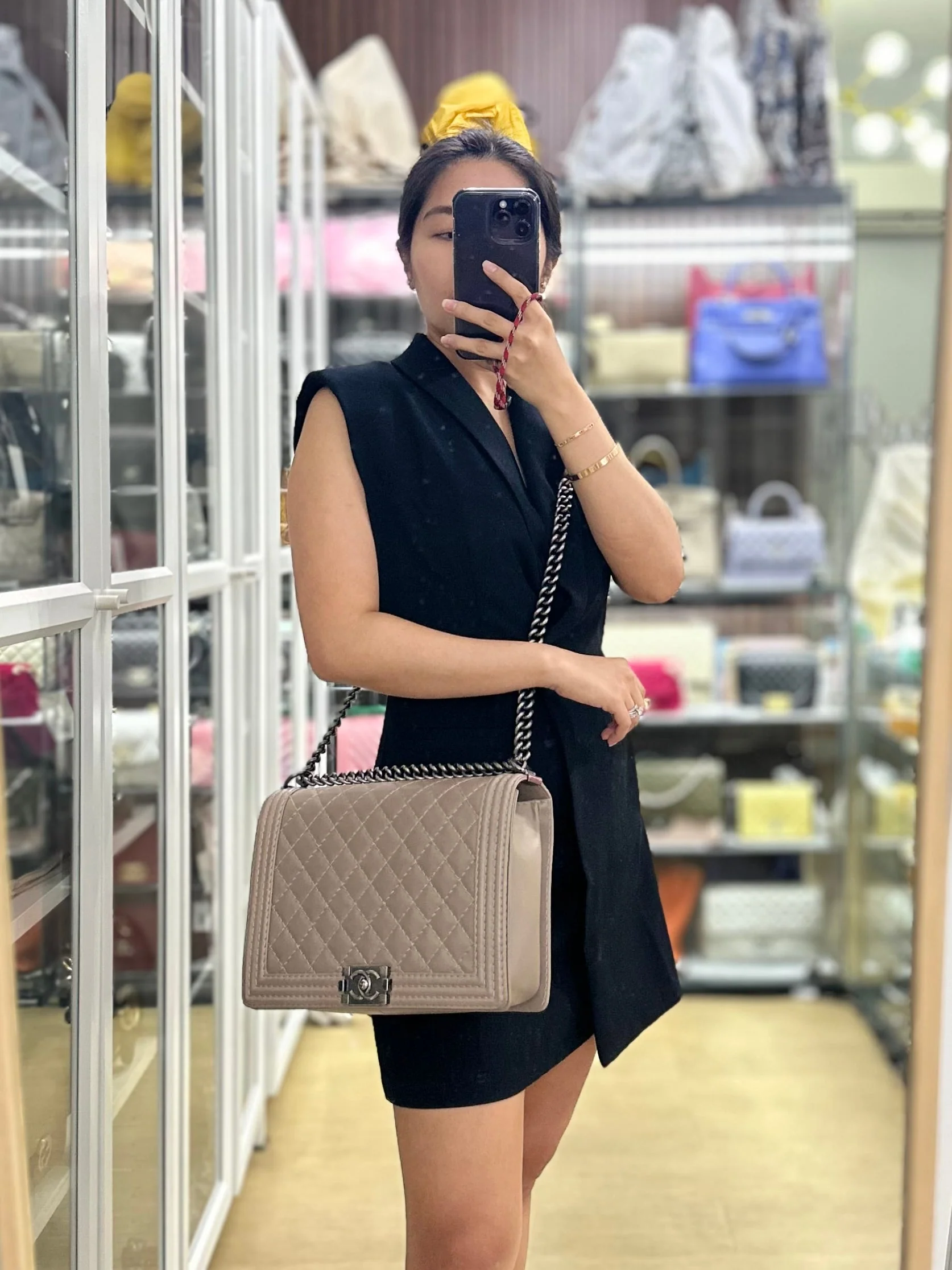 Chanel Le Boy Taupe Large Calfskin Leather and Ruthenium Hardware (Series 18) - Image 35
