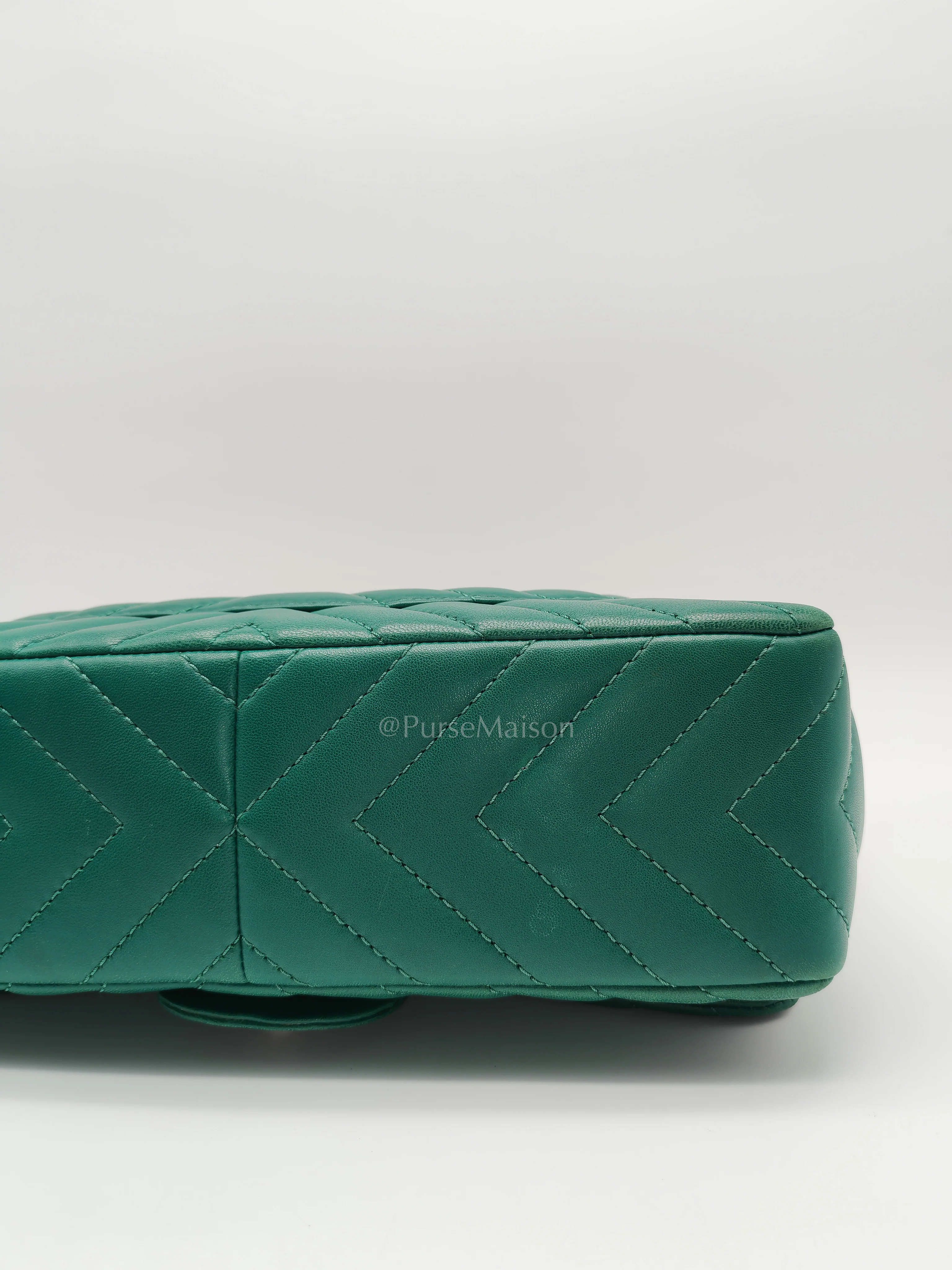Chanel Classic Single Flap in Green Chevron Lambskin Leather & Silver Hardware (Series 13) - Image 12