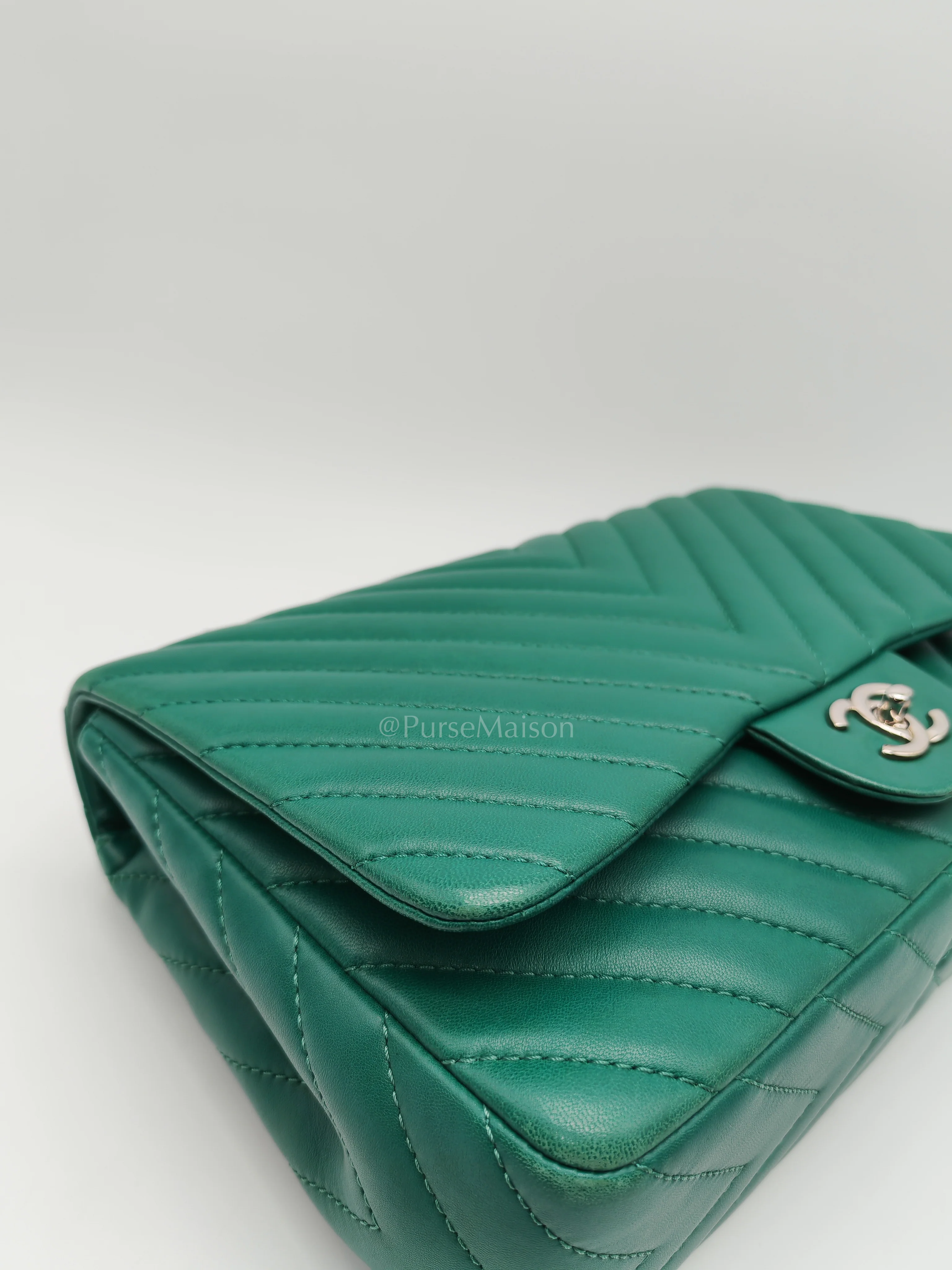 Chanel Classic Single Flap in Green Chevron Lambskin Leather & Silver Hardware (Series 13) - Image 16