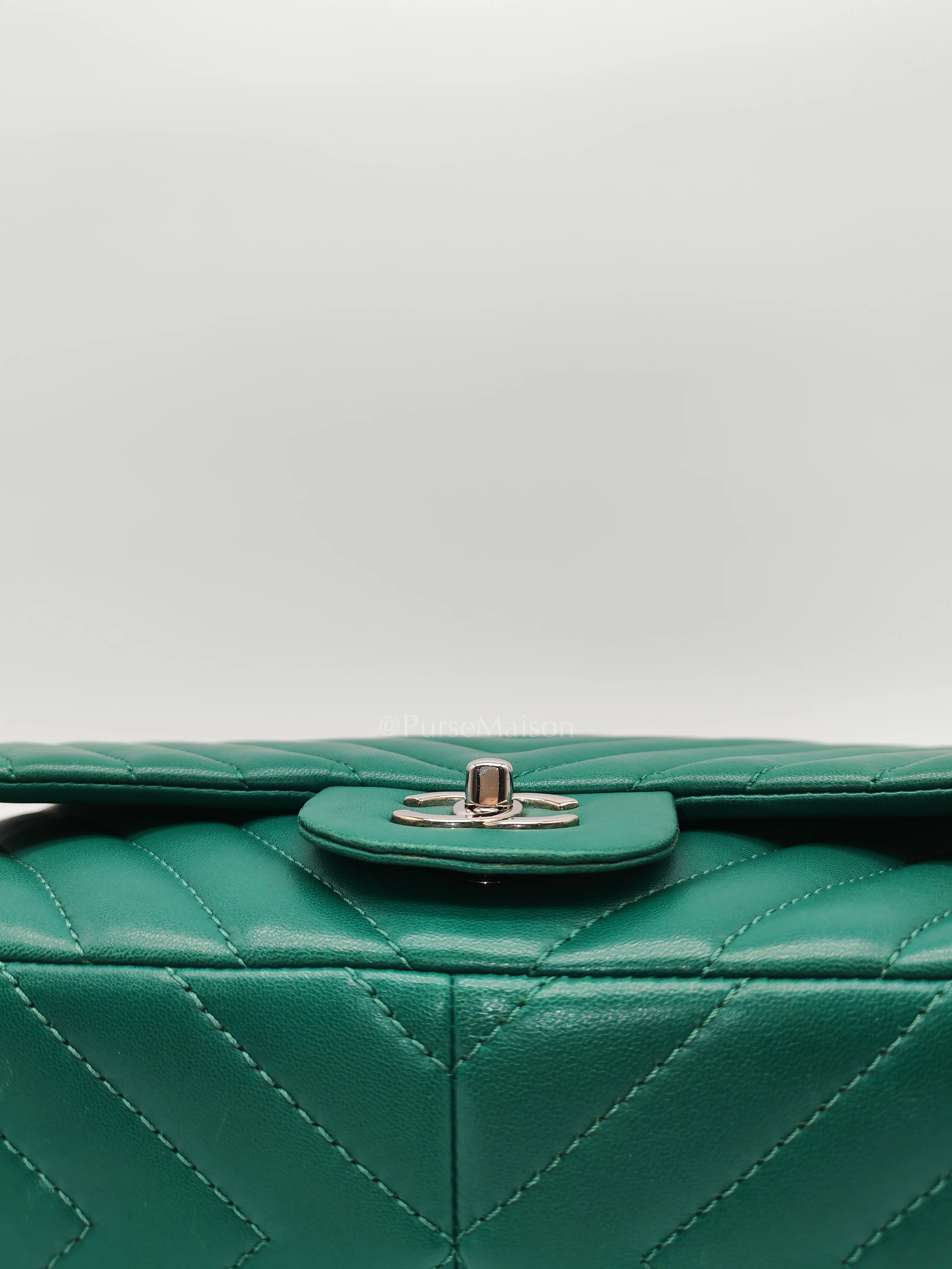 Chanel Classic Single Flap in Green Chevron Lambskin Leather & Silver Hardware (Series 13) - Image 18