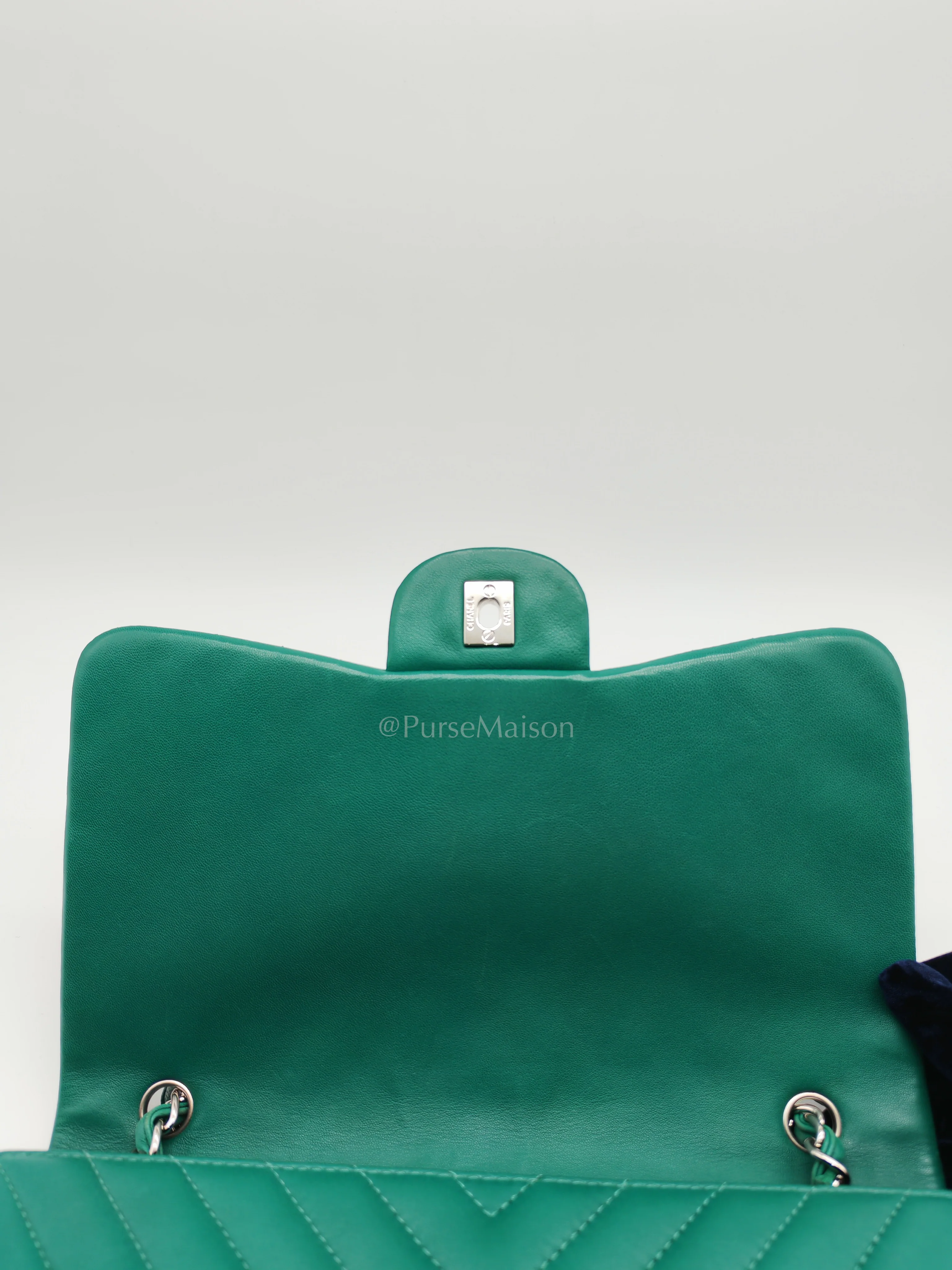 Chanel Classic Single Flap in Green Chevron Lambskin Leather & Silver Hardware (Series 13) - Image 24