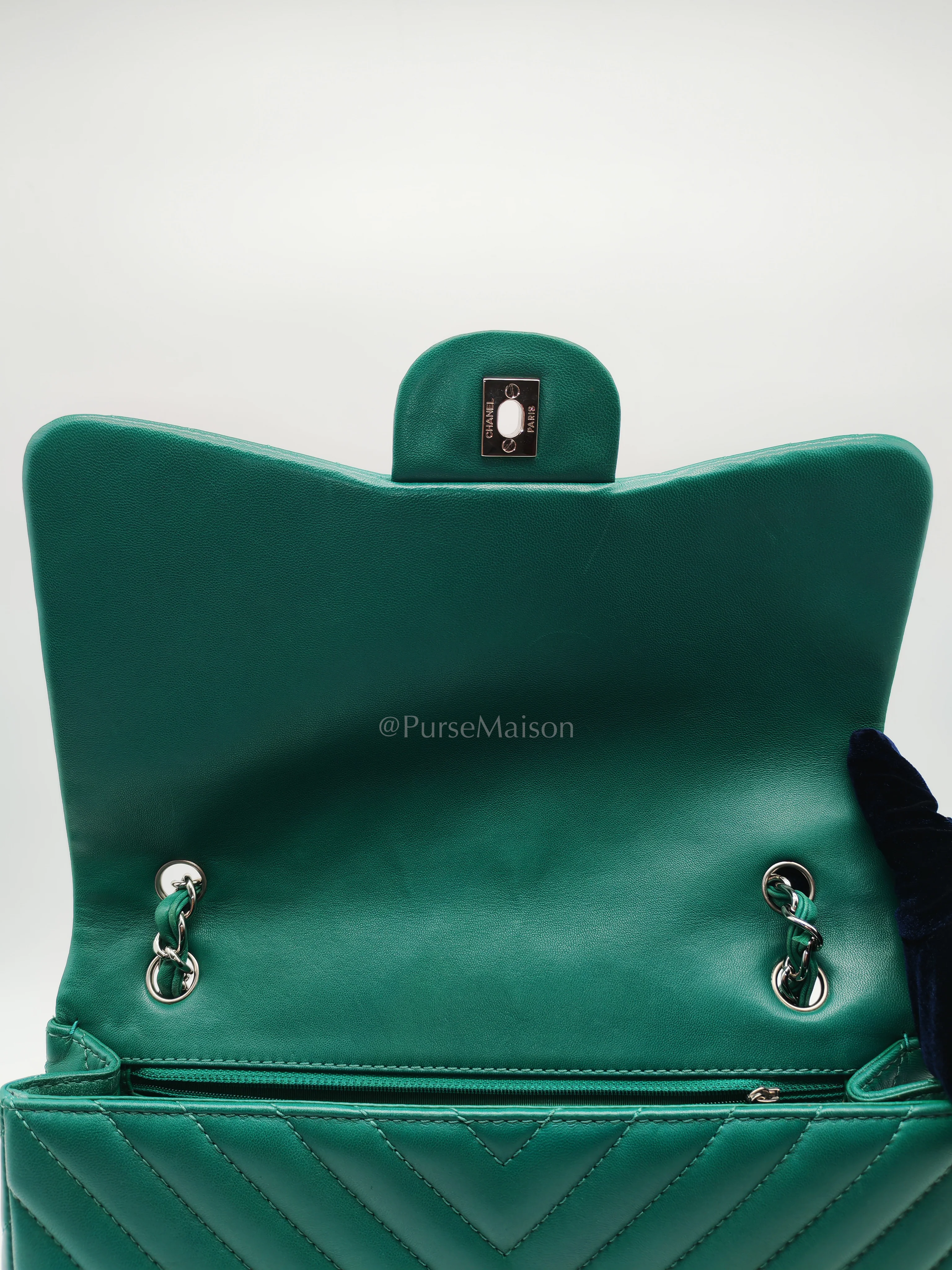 Chanel Classic Single Flap in Green Chevron Lambskin Leather & Silver Hardware (Series 13) - Image 25