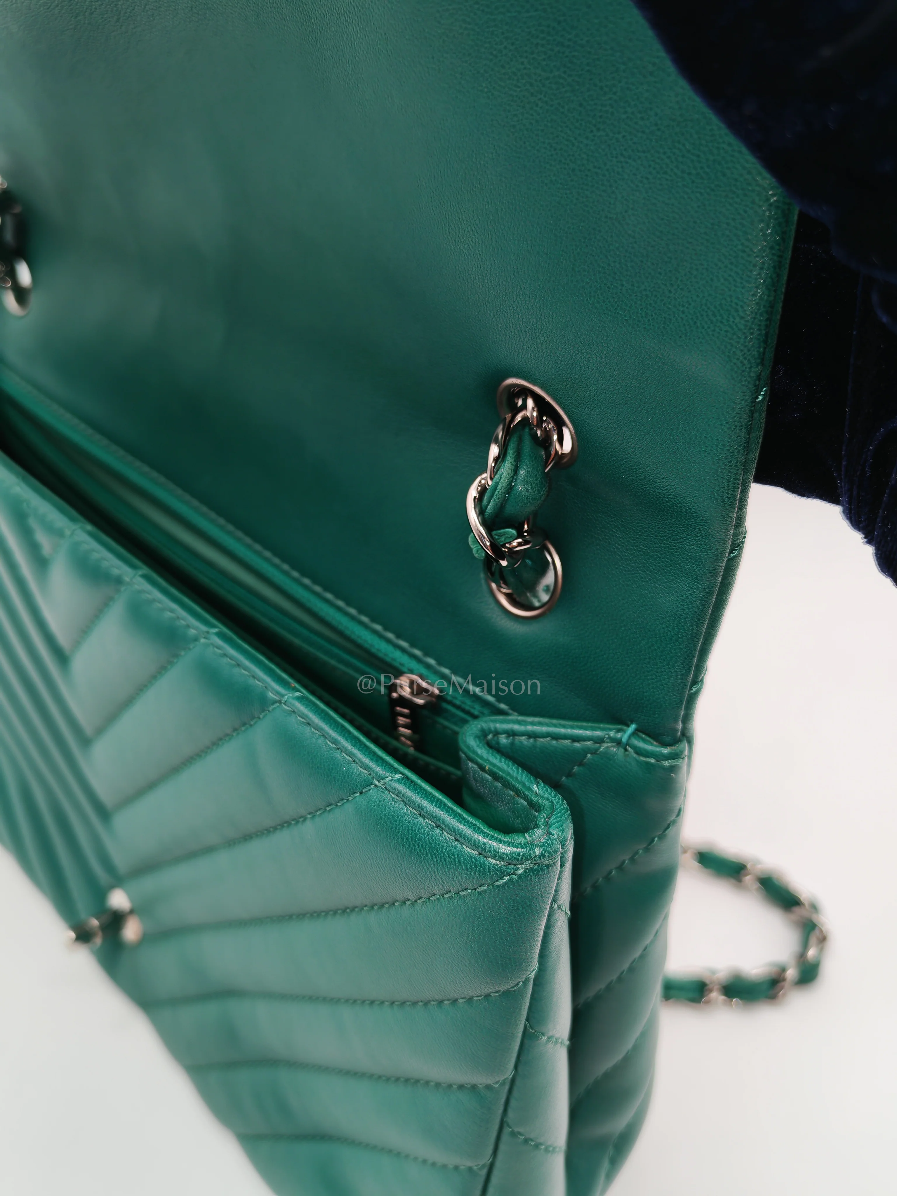 Chanel Classic Single Flap in Green Chevron Lambskin Leather & Silver Hardware (Series 13) - Image 28