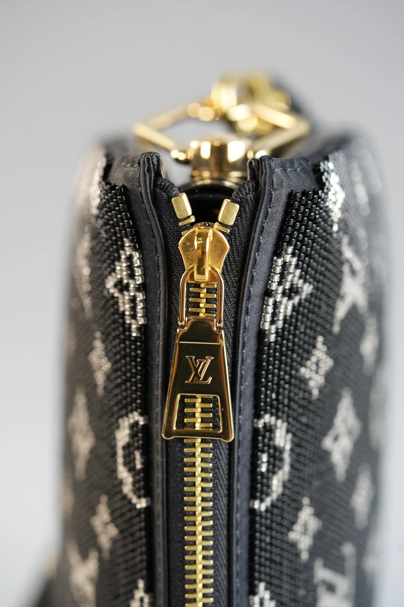 Louis Vuitton Coussin BB in Monogram Beads Noir (Microchip) - Image 9