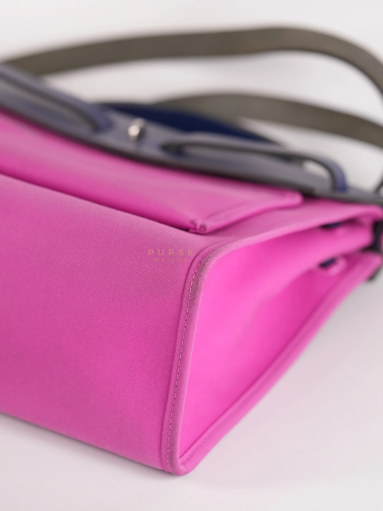 Hermes Herbag Zip 31 Vache Hunter Toile Officier Magnolia/Bleu Saphir and Palladium Hardware Stamp Y (2020) - Image 10