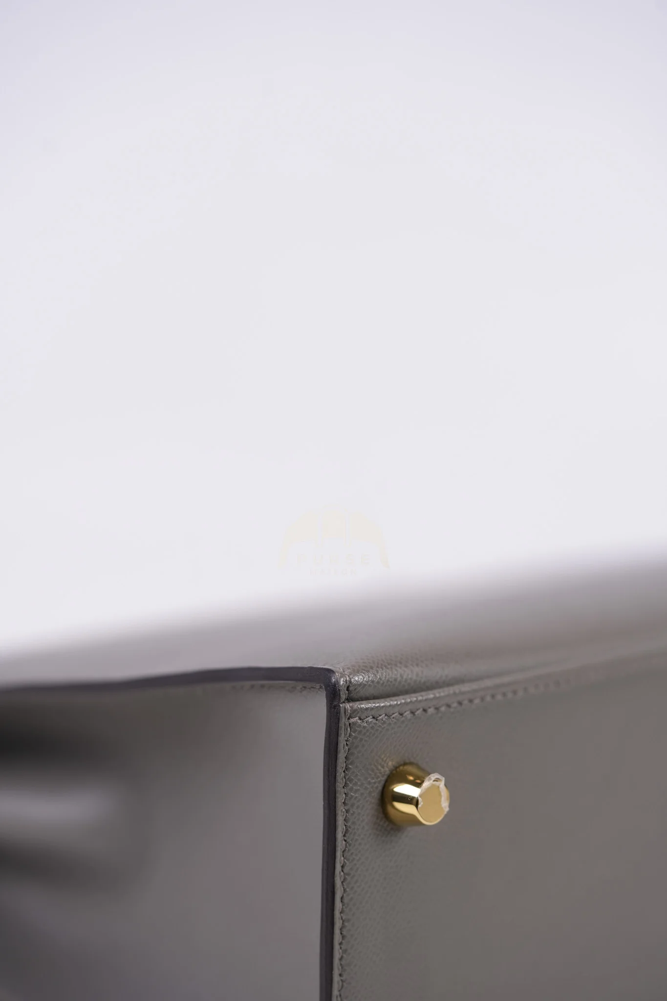 Hermes Kelly 25 Gris Mouette Madame Leather in Gold Hardware Stamp B (2023) - Image 10