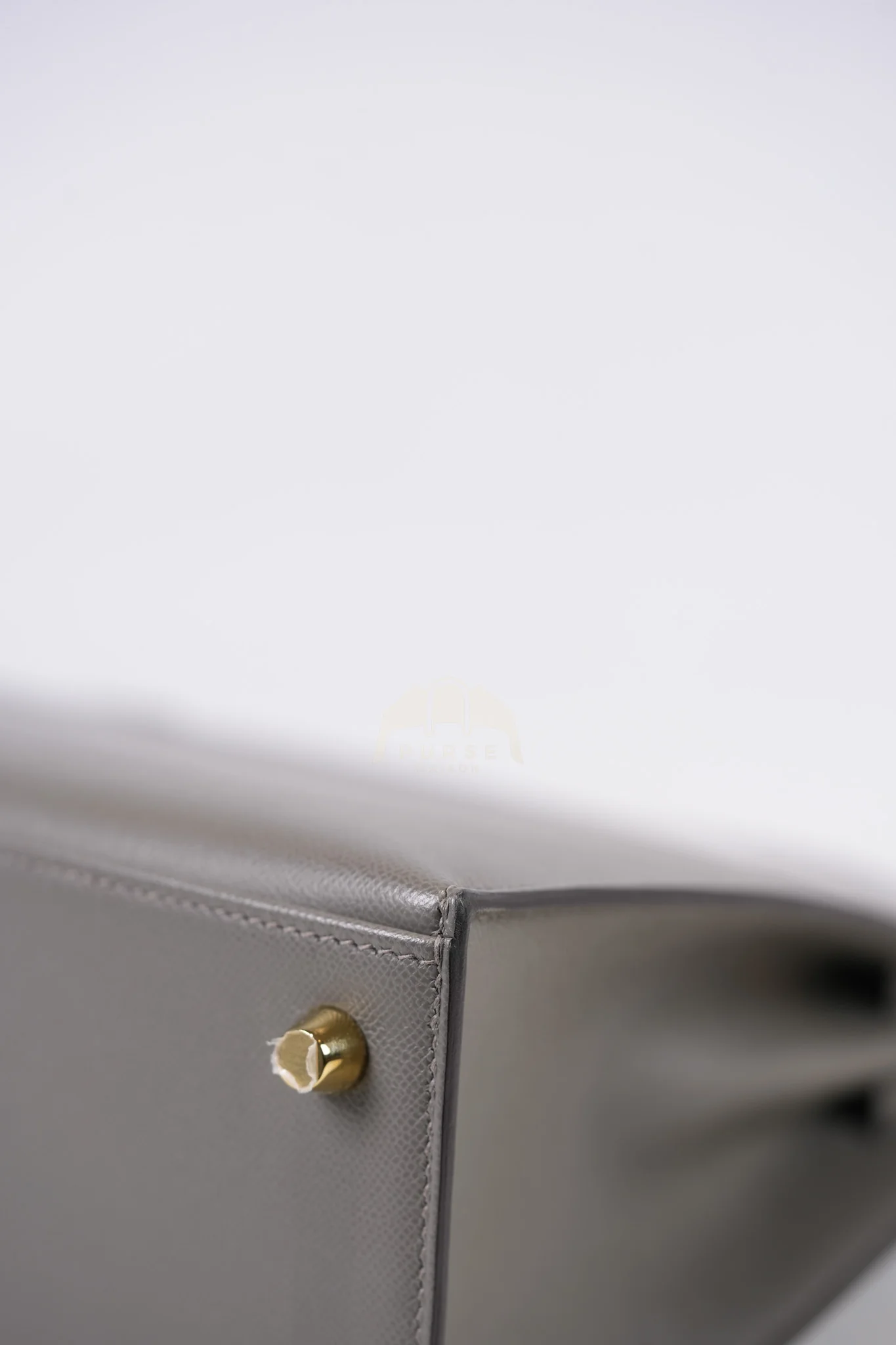 Hermes Kelly 25 Gris Mouette Madame Leather in Gold Hardware Stamp B (2023) - Image 11