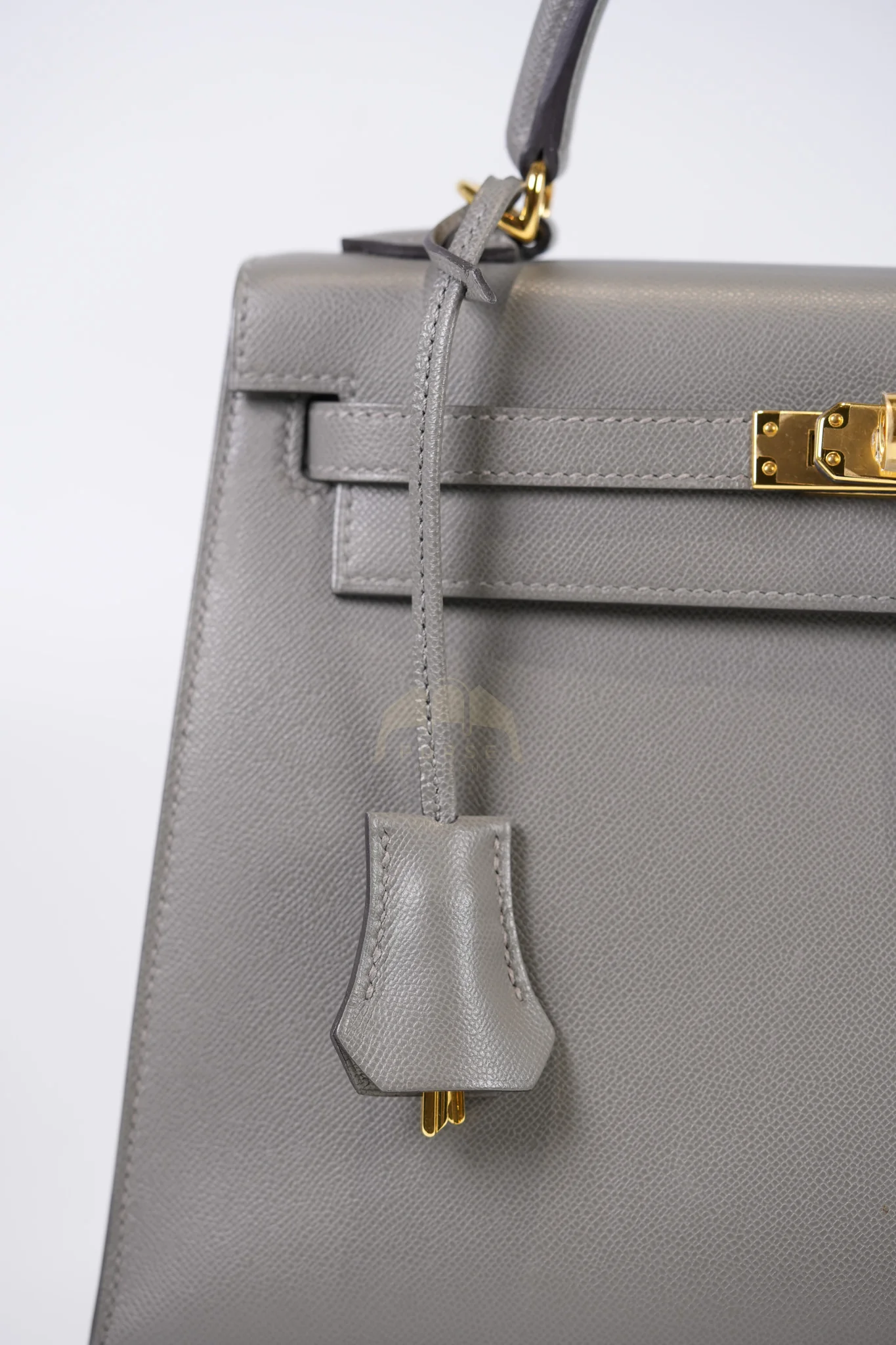 Hermes Kelly 25 Gris Mouette Madame Leather in Gold Hardware Stamp B (2023) - Image 13