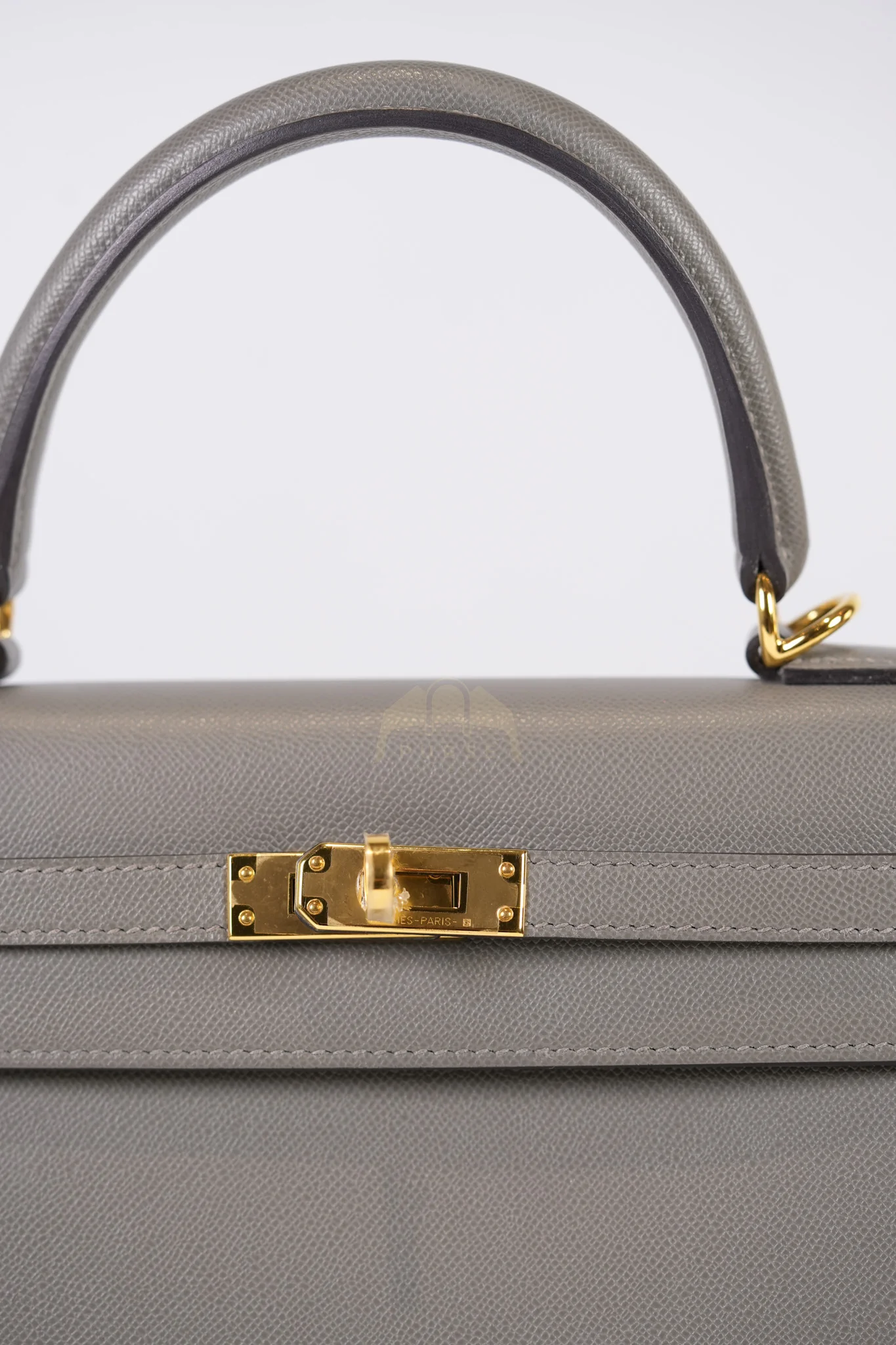 Hermes Kelly 25 Gris Mouette Madame Leather in Gold Hardware Stamp B (2023) - Image 15