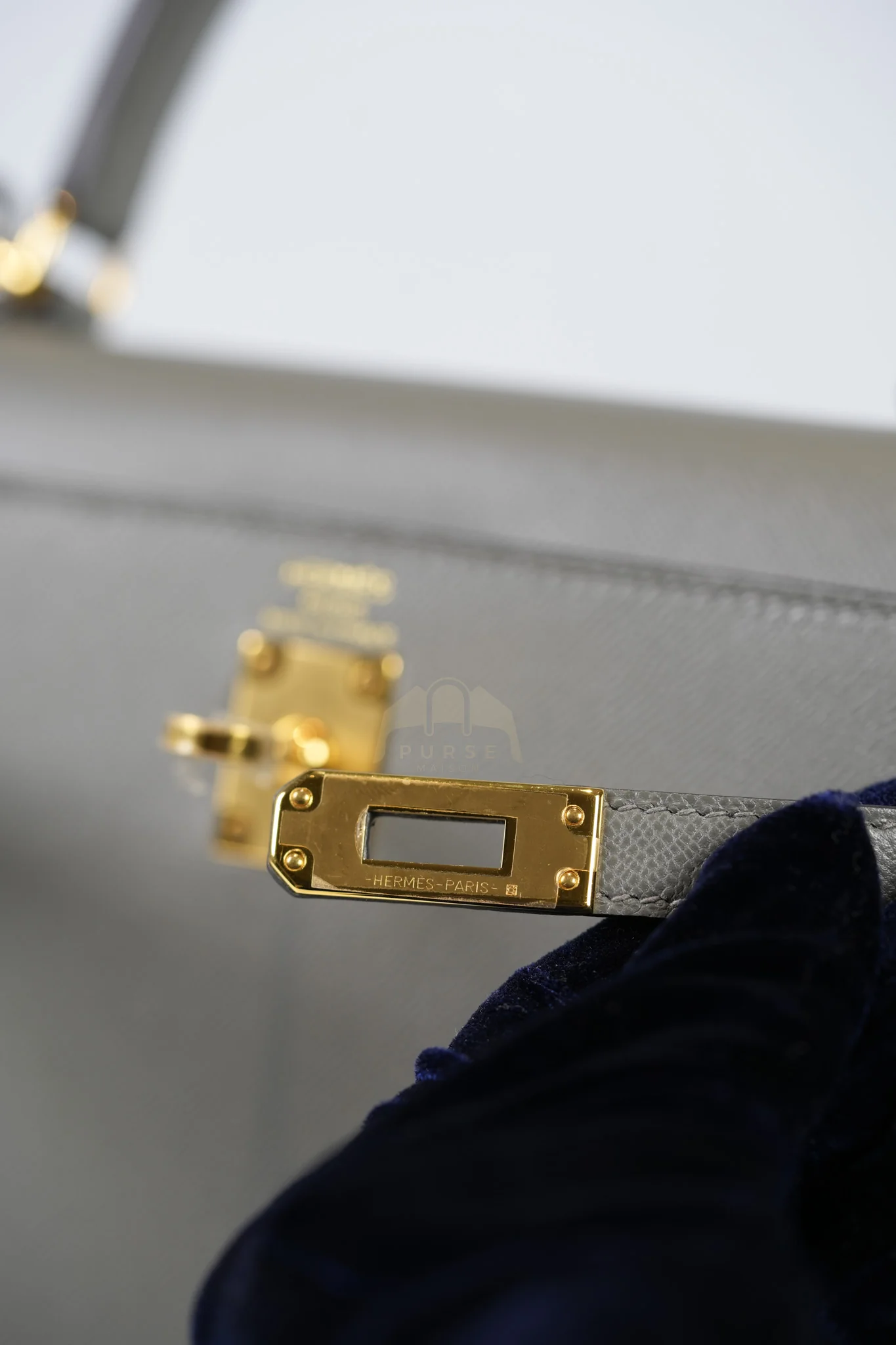 Hermes Kelly 25 Gris Mouette Madame Leather in Gold Hardware Stamp B (2023) - Image 22