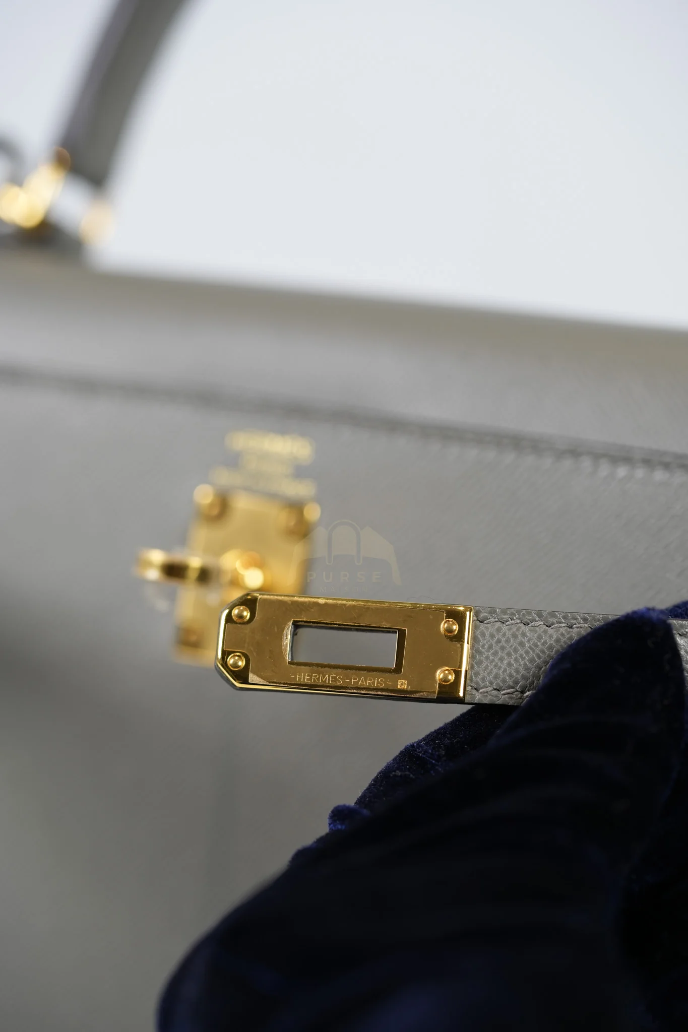 Hermes Kelly 25 Gris Mouette Madame Leather in Gold Hardware Stamp B (2023) - Image 23