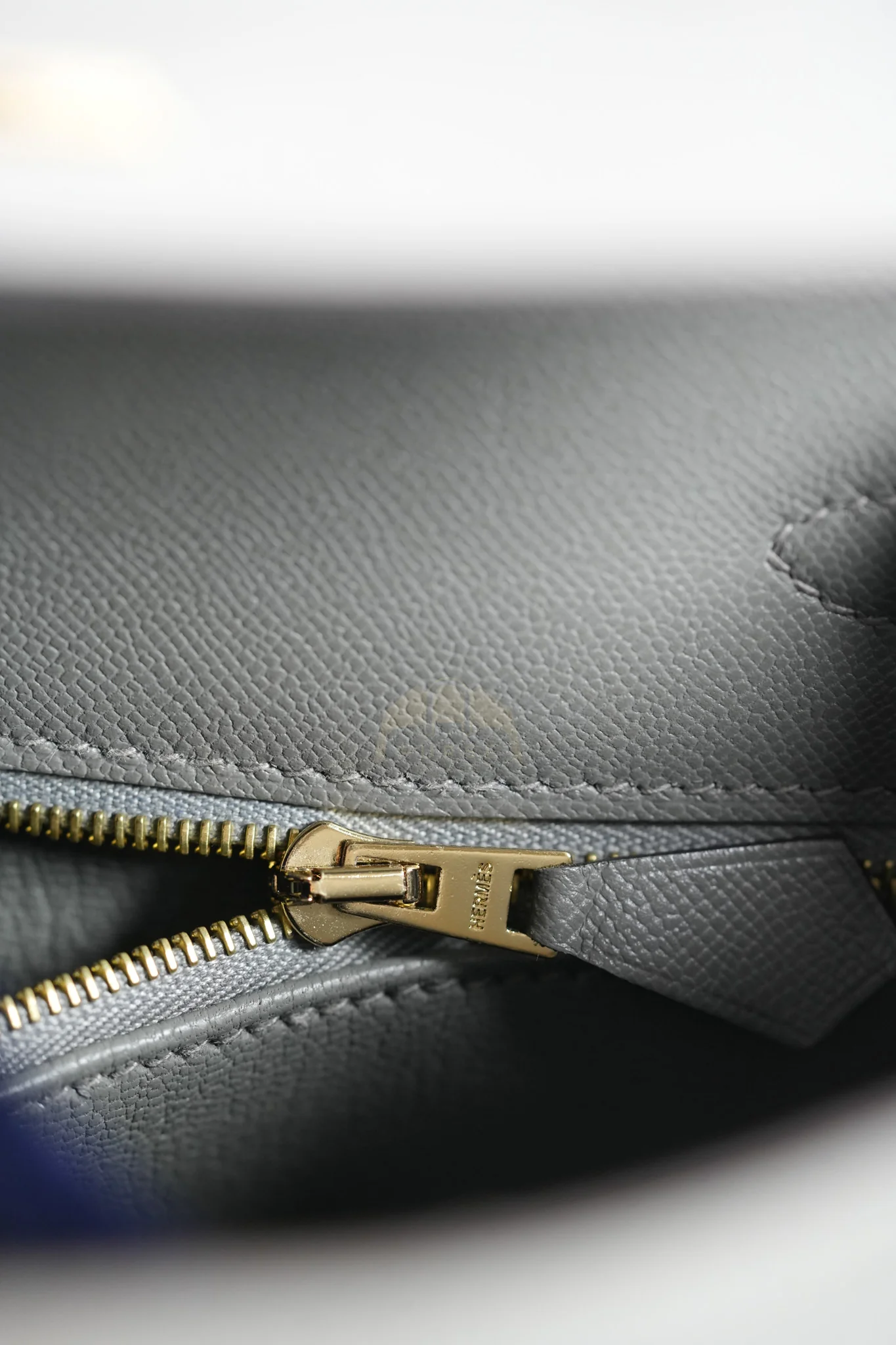 Hermes Kelly 25 Gris Mouette Madame Leather in Gold Hardware Stamp B (2023) - Image 28