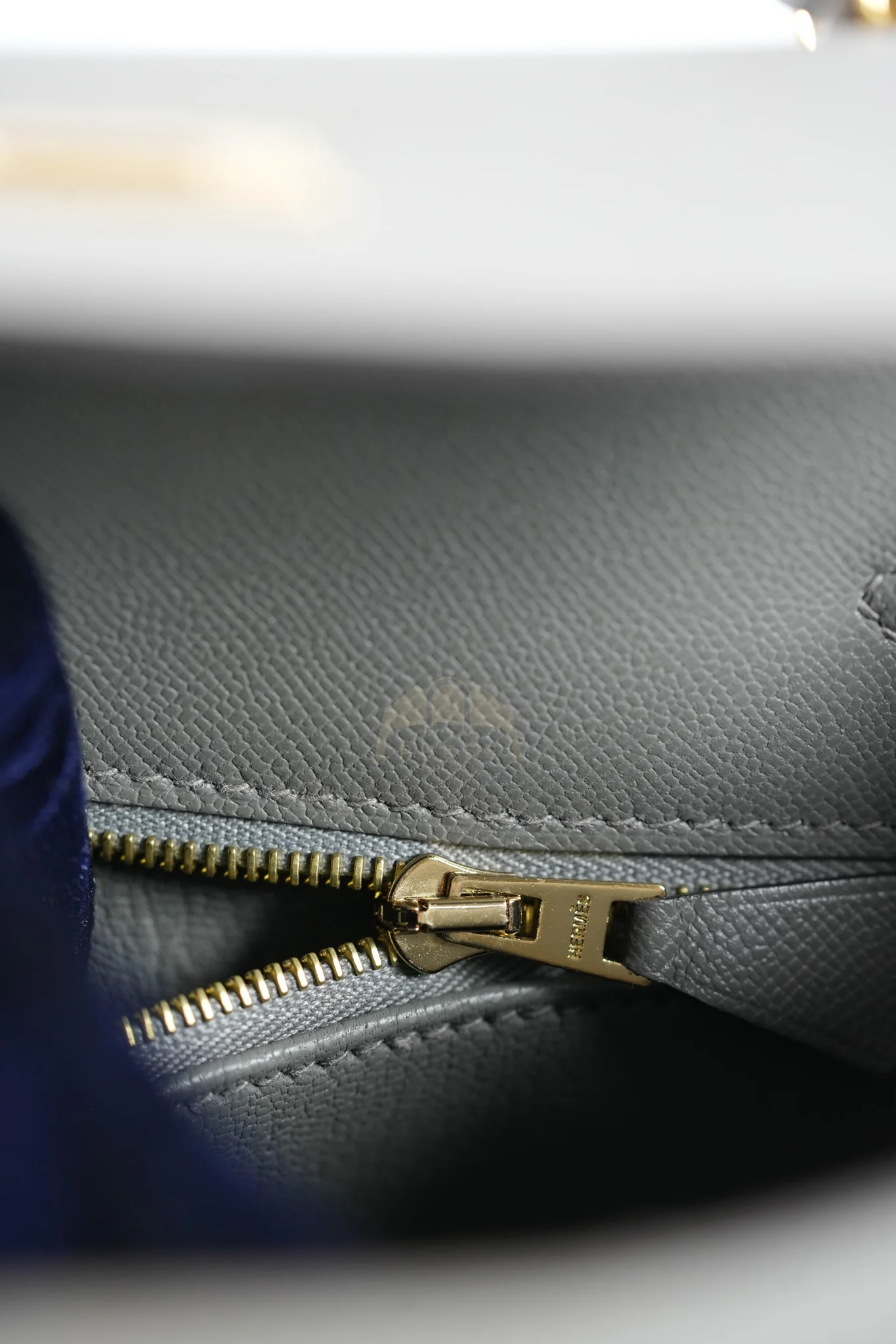 Hermes Kelly 25 Gris Mouette Madame Leather in Gold Hardware Stamp B (2023) - Image 29