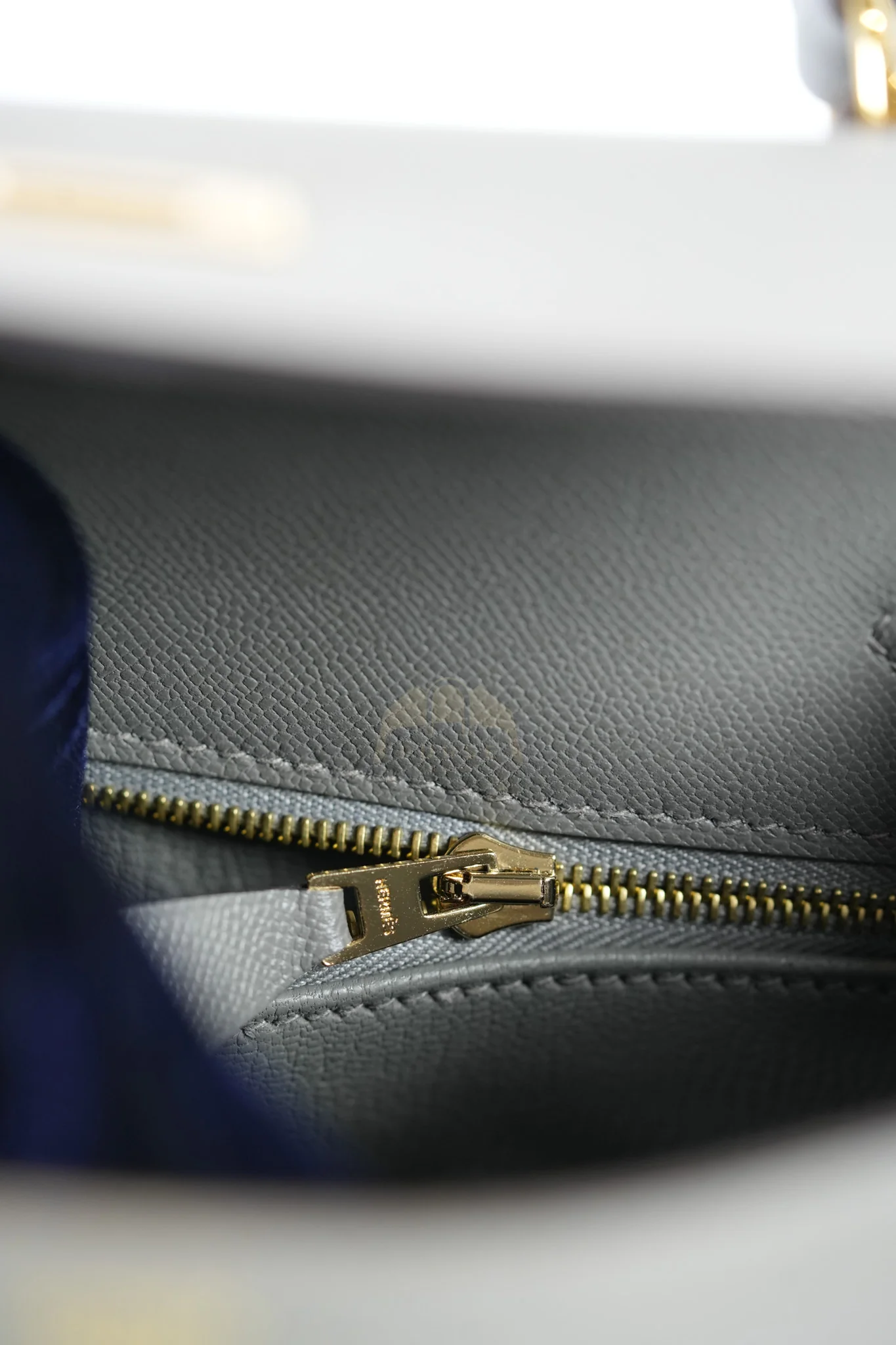 Hermes Kelly 25 Gris Mouette Madame Leather in Gold Hardware Stamp B (2023) - Image 30