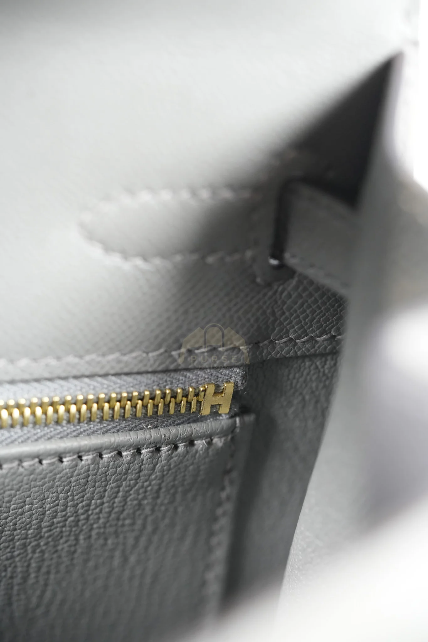 Hermes Kelly 25 Gris Mouette Madame Leather in Gold Hardware Stamp B (2023) - Image 33