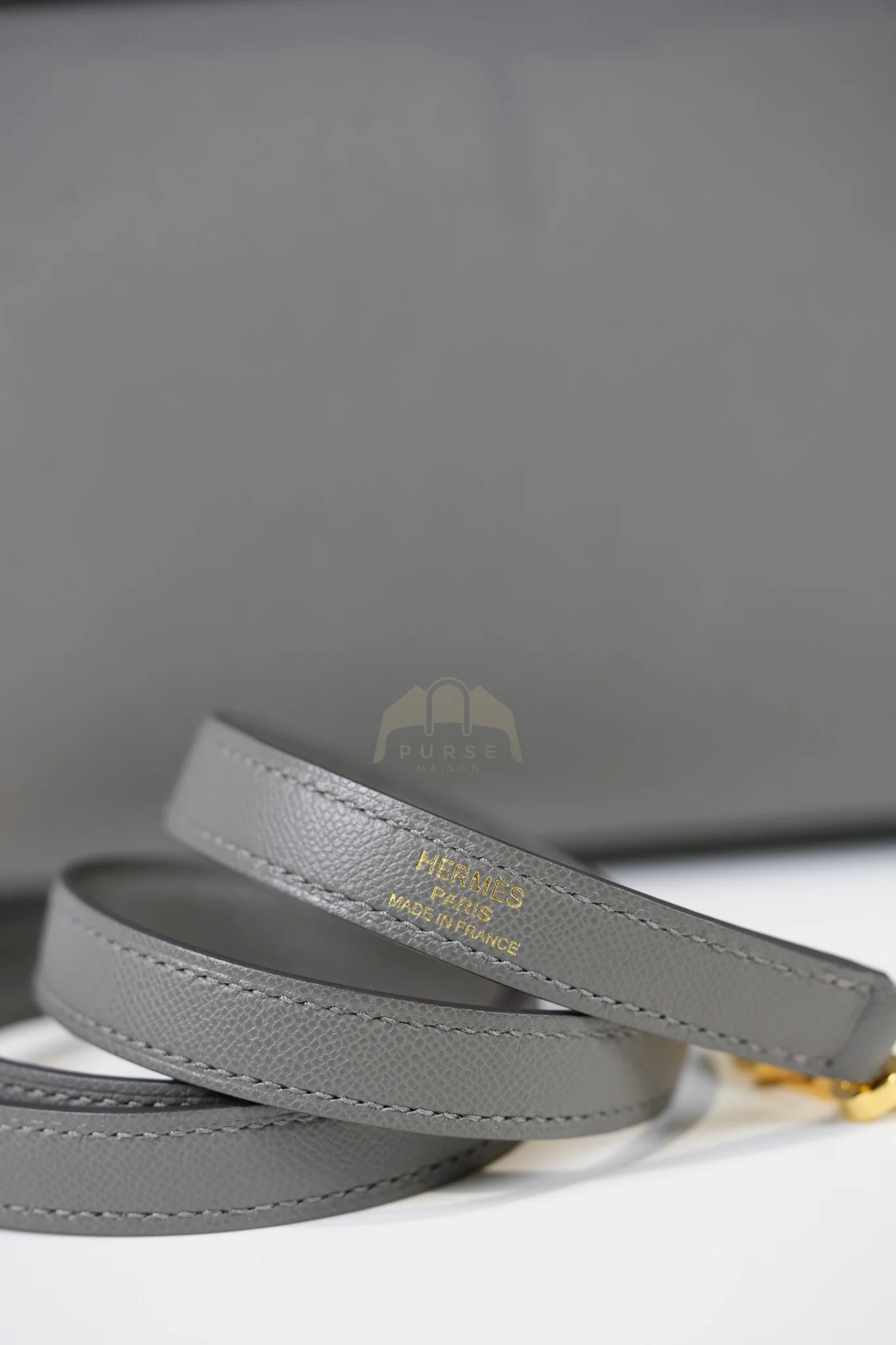 Hermes Kelly 25 Gris Mouette Madame Leather in Gold Hardware Stamp B (2023) - Image 36