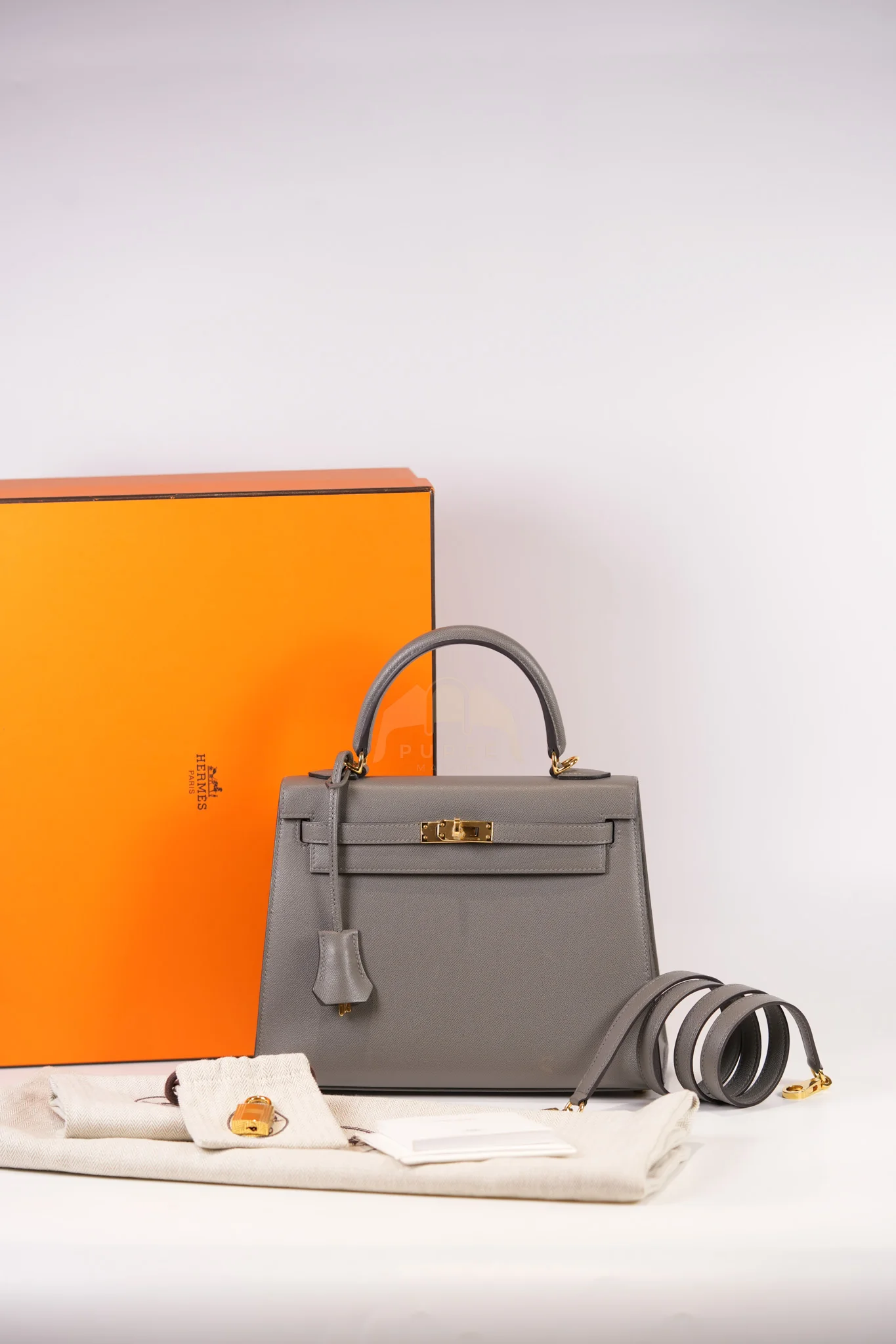 Hermes Kelly 25 Gris Mouette Madame Leather in Gold Hardware Stamp B (2023) - Image 45