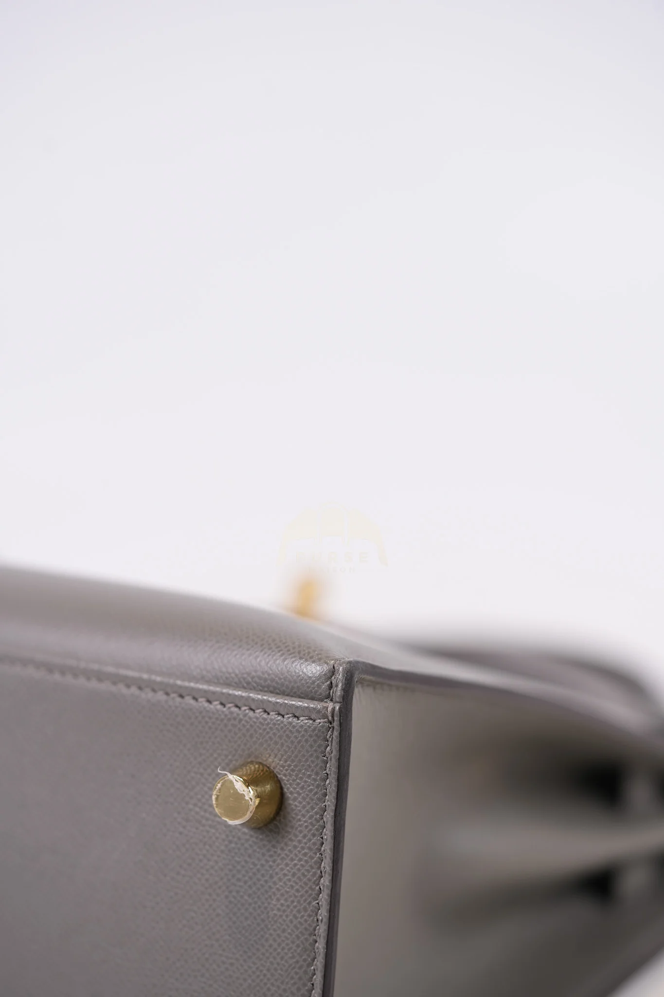 Hermes Kelly 25 Gris Mouette Madame Leather in Gold Hardware Stamp B (2023) - Image 9