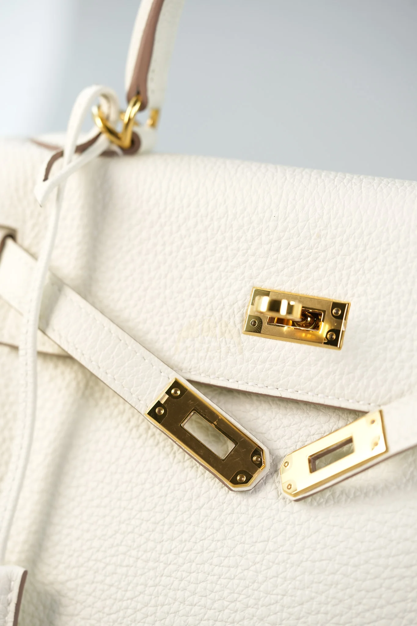 Hermes Kelly 25 in Mushroom Togo Leather Retourne & Gold Hardware Stamp B (2023) - Image 16