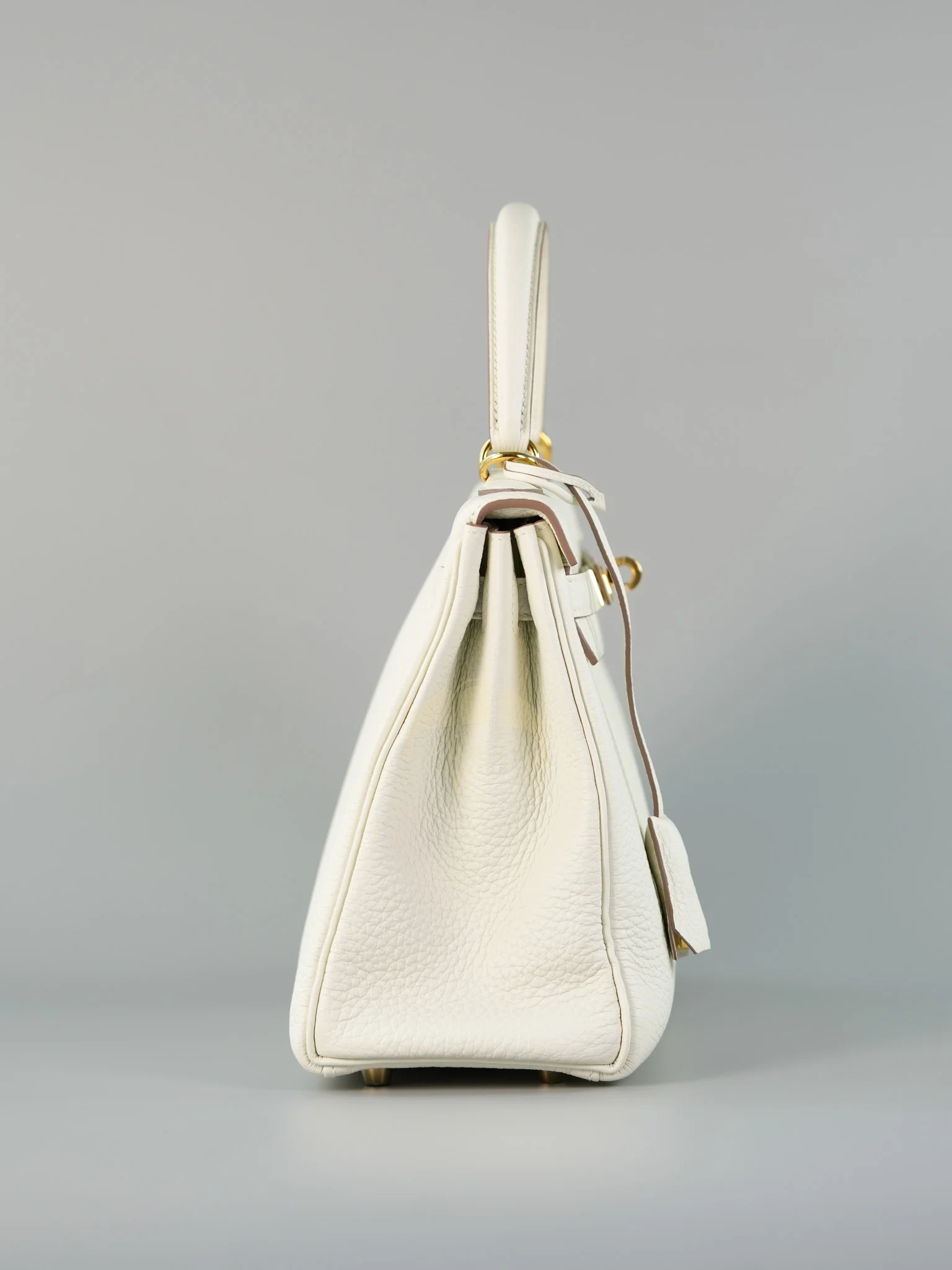 Hermes Kelly 25 in Mushroom Togo Leather Retourne & Gold Hardware Stamp B (2023) - Image 6