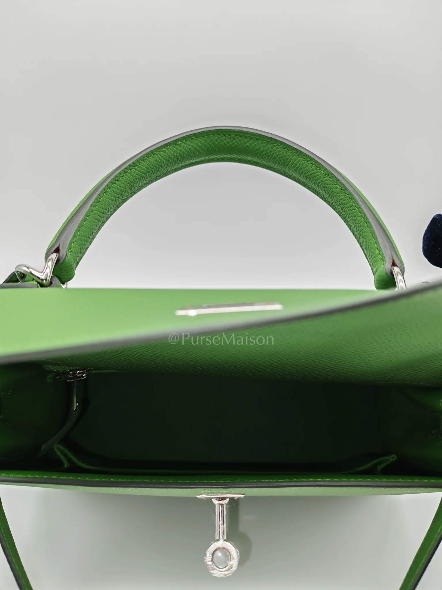 Hermes Kelly 25 Sellier in Vert Yucca Epsom Leather and Palladium Hardware Stamp W (2024) - Image 18