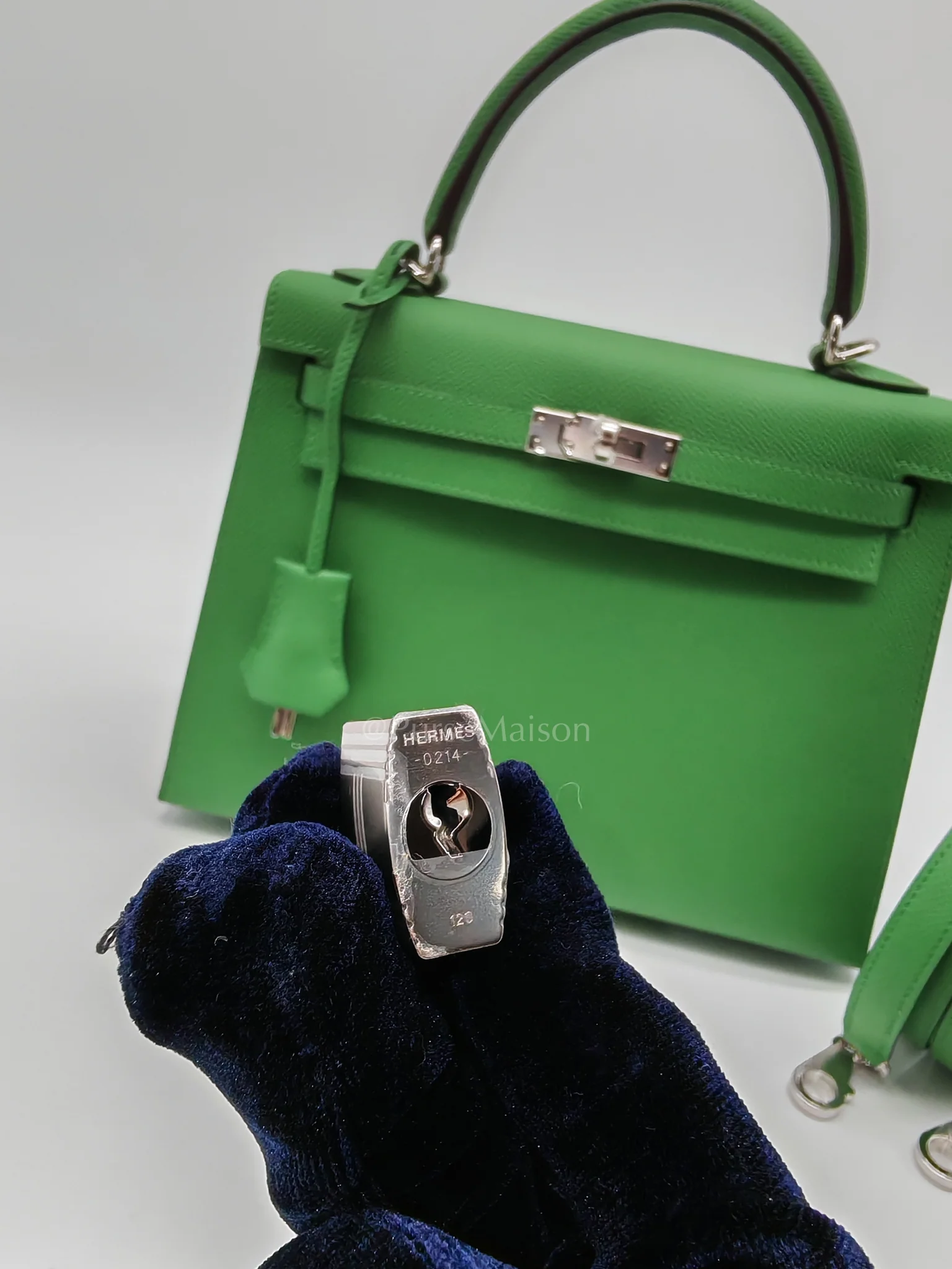 Hermes Kelly 25 Sellier in Vert Yucca Epsom Leather and Palladium Hardware Stamp W (2024) - Image 31