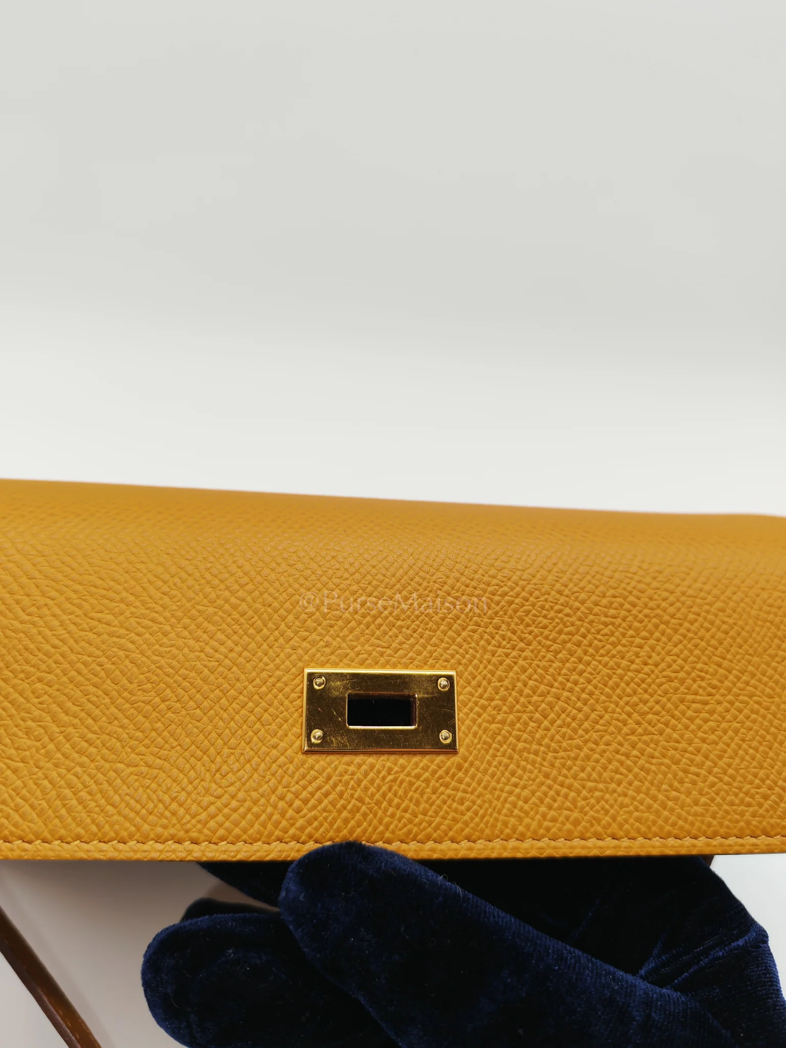 Hermes Kelly To Go Sesame in Epsom Leather and Gold Hardware Stamp Y (2020) - Image 17