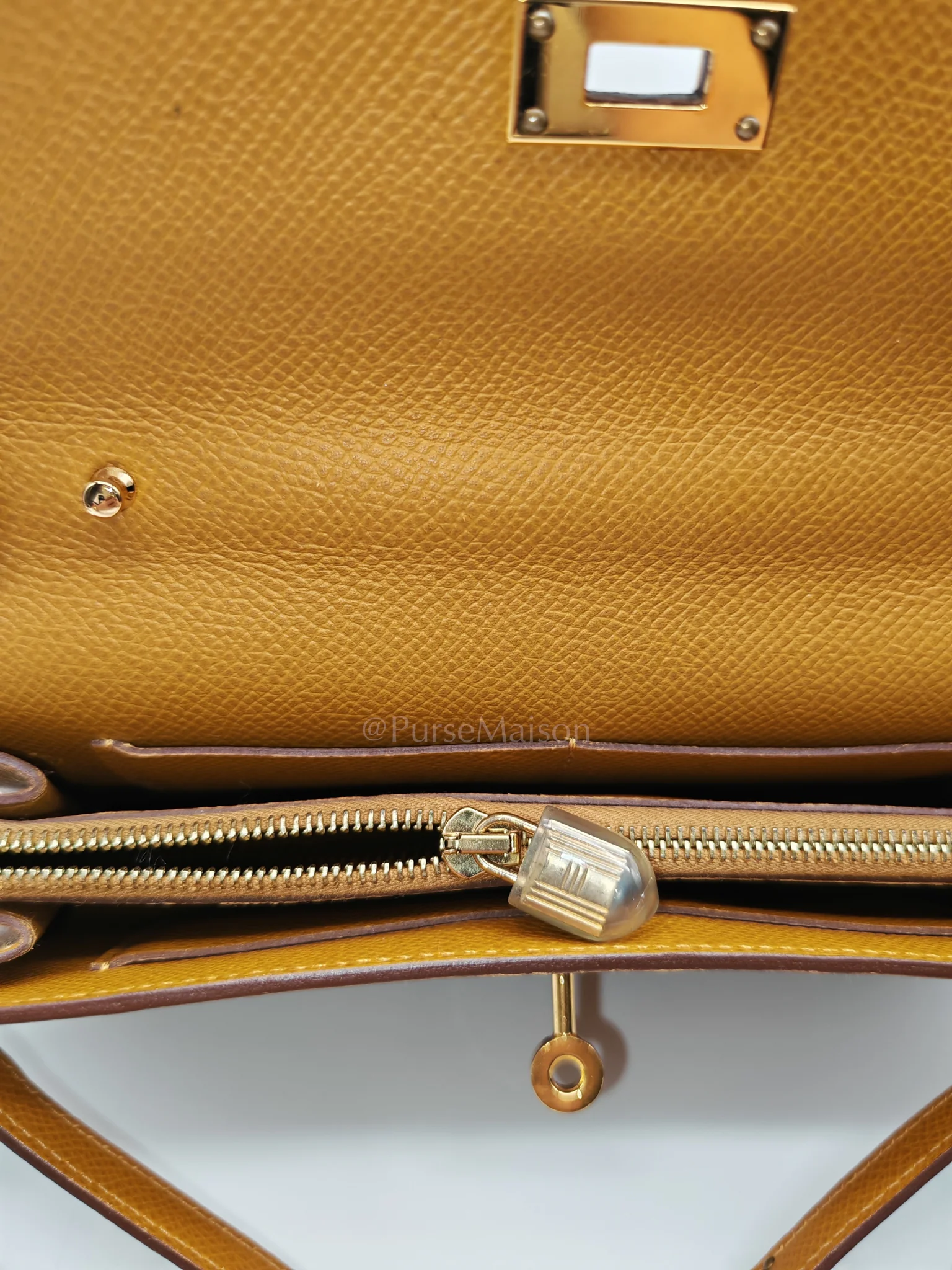 Hermes Kelly To Go Sesame in Epsom Leather and Gold Hardware Stamp Y (2020) - Image 24