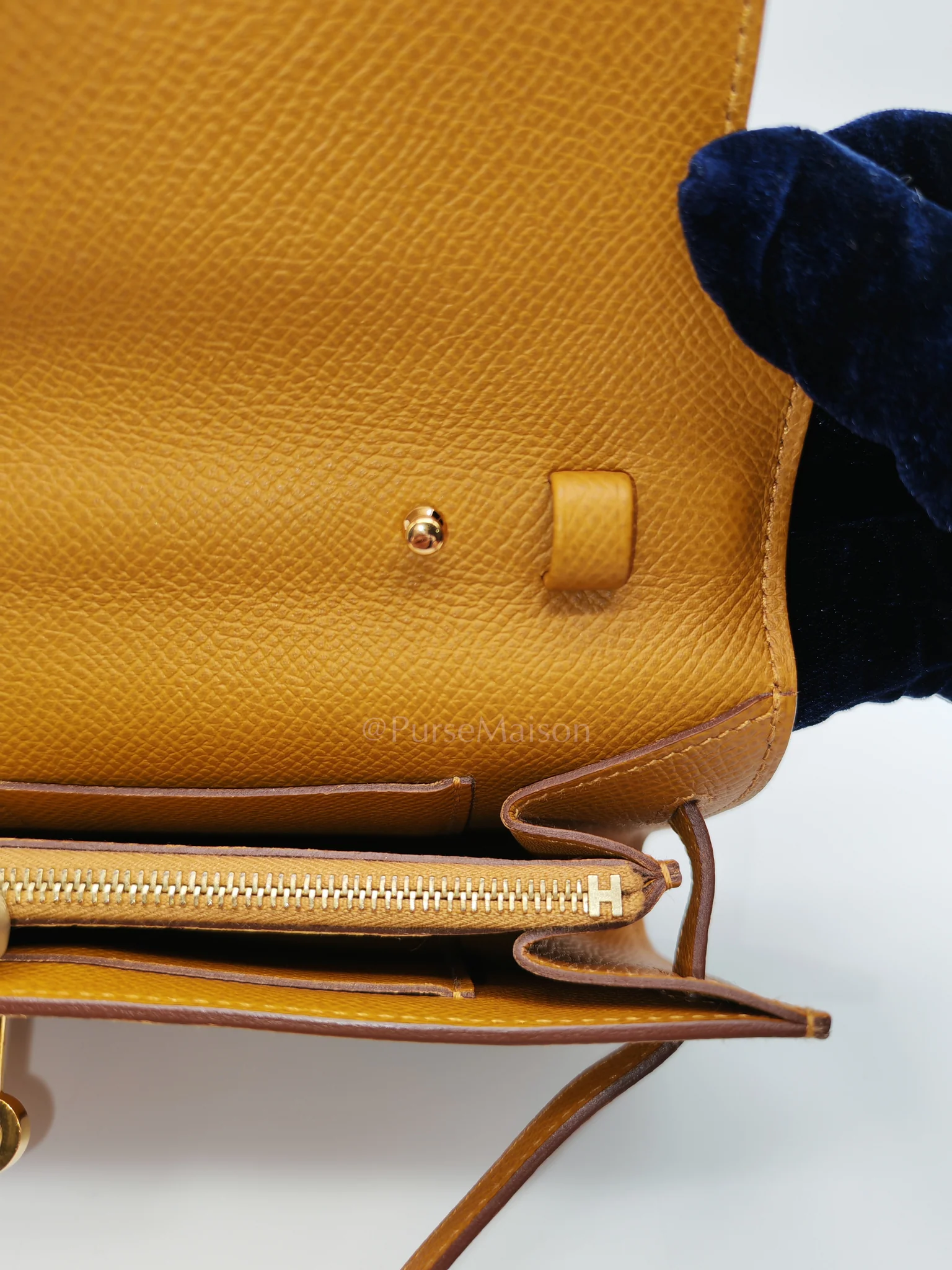 Hermes Kelly To Go Sesame in Epsom Leather and Gold Hardware Stamp Y (2020) - Image 25
