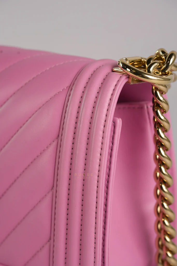 Chanel Boy Old Medium Chevron in Light Pink Lambskin Leather and Light Gold Hardware  (Microchip) - Image 11
