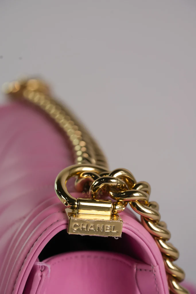 Chanel Boy Old Medium Chevron in Light Pink Lambskin Leather and Light Gold Hardware  (Microchip) - Image 20
