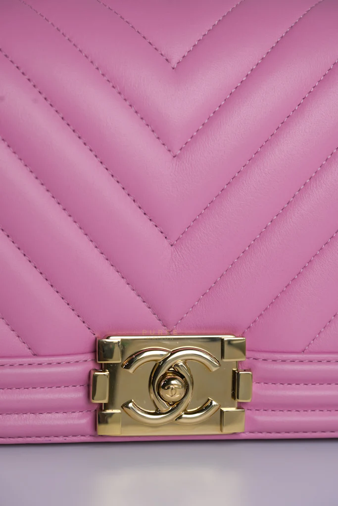 Chanel Boy Old Medium Chevron in Light Pink Lambskin Leather and Light Gold Hardware  (Microchip) - Image 9