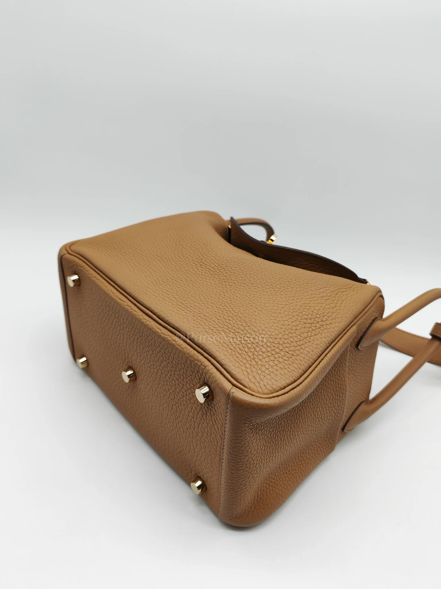 Hermes Lindy 26 in Biscuit Clemence Leather & Gold Hardware Stamp B (2023) - Image 9