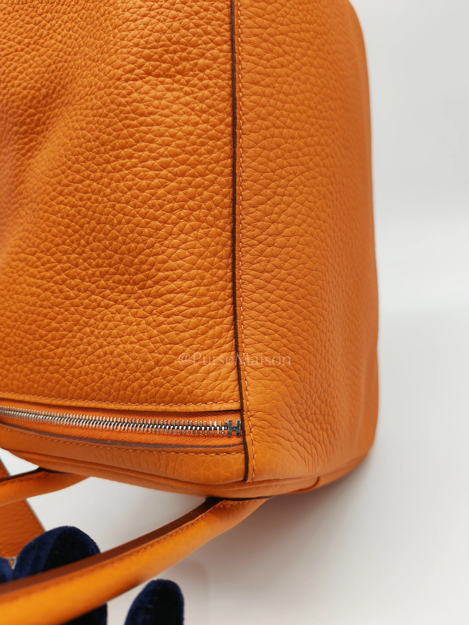 Hermes Lindy 26 in Orange Clemence Leather and Palladium Hardware Stamp B (2023) - Image 19