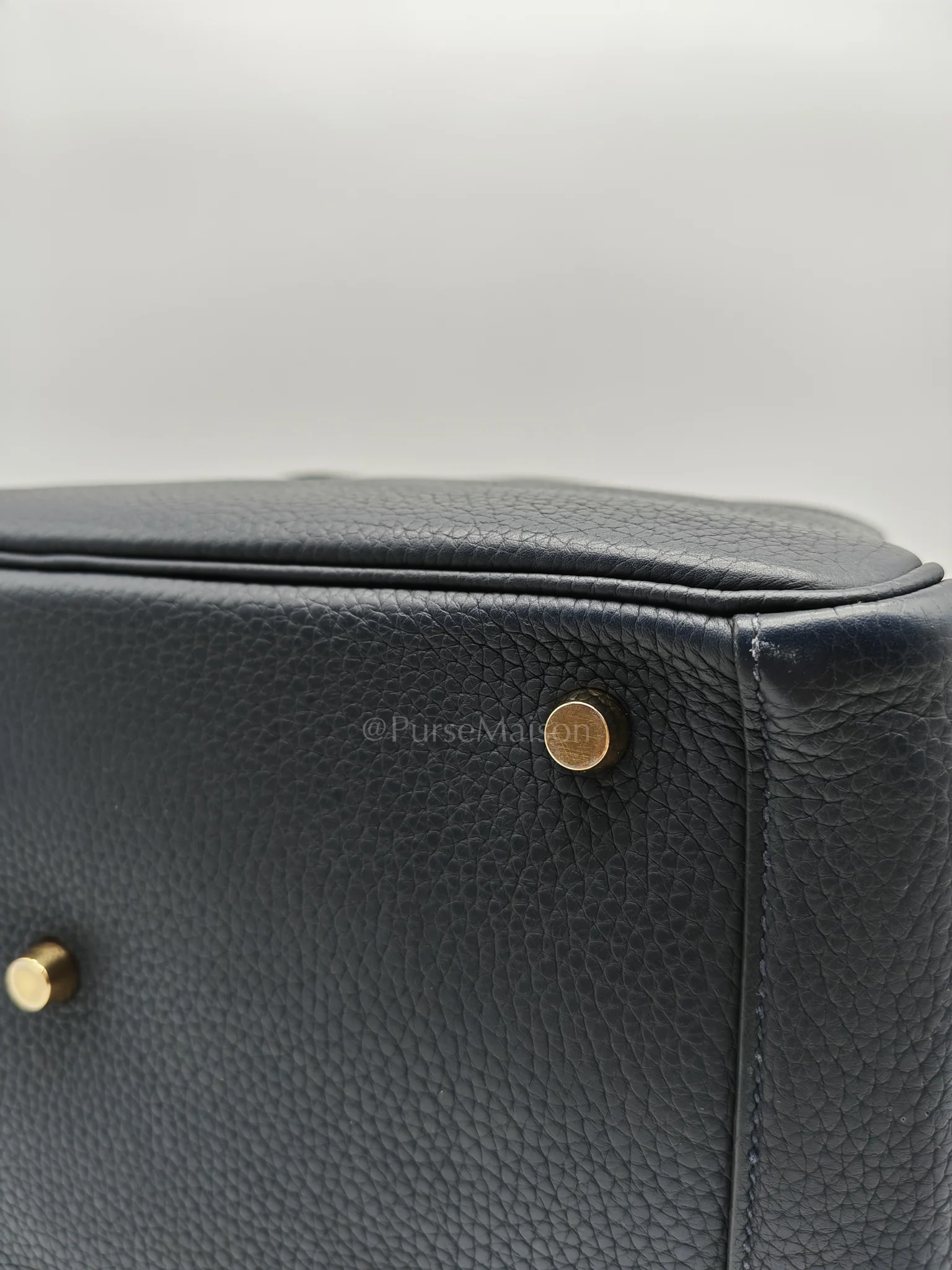 Hermes Lindy 30 Blue Nuit Clemence Leather in Gold Hardware Stamp X(2016) - Image 15
