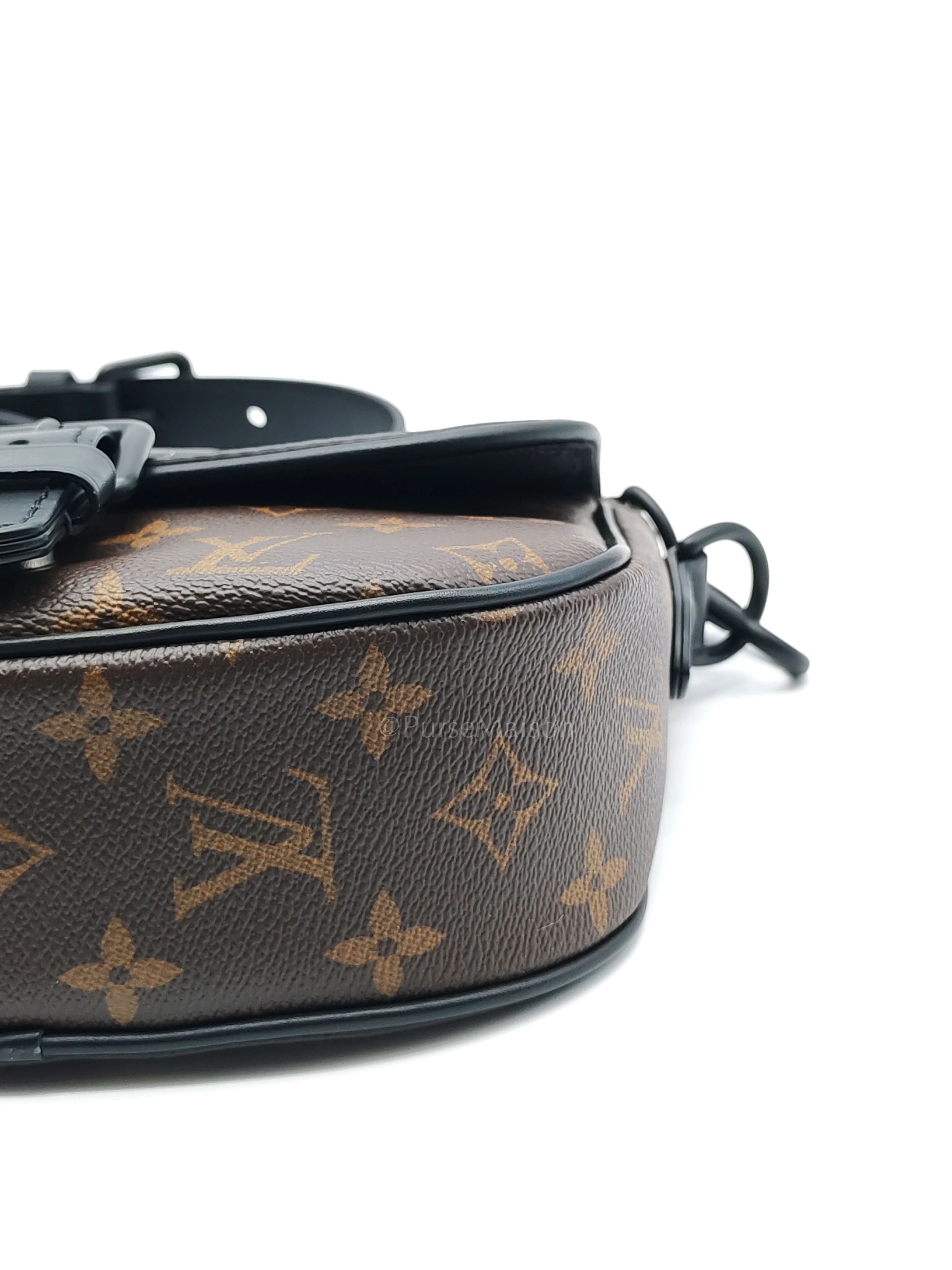 Louis Vuitton Montsouris PM Monogram Canvas Messenger Cross Body Bag (Microchip) - Image 10