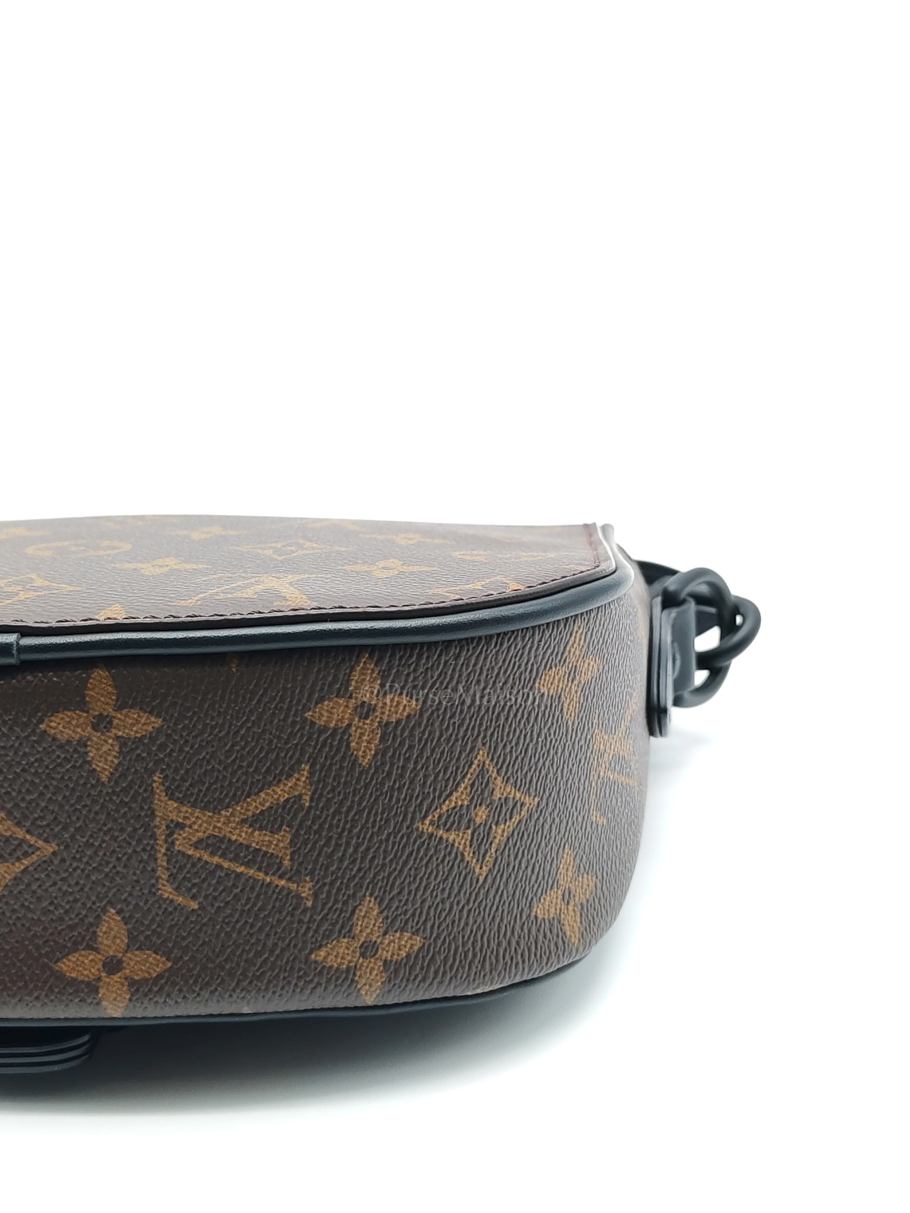 Louis Vuitton Montsouris PM Monogram Canvas Messenger Cross Body Bag (Microchip) - Image 14