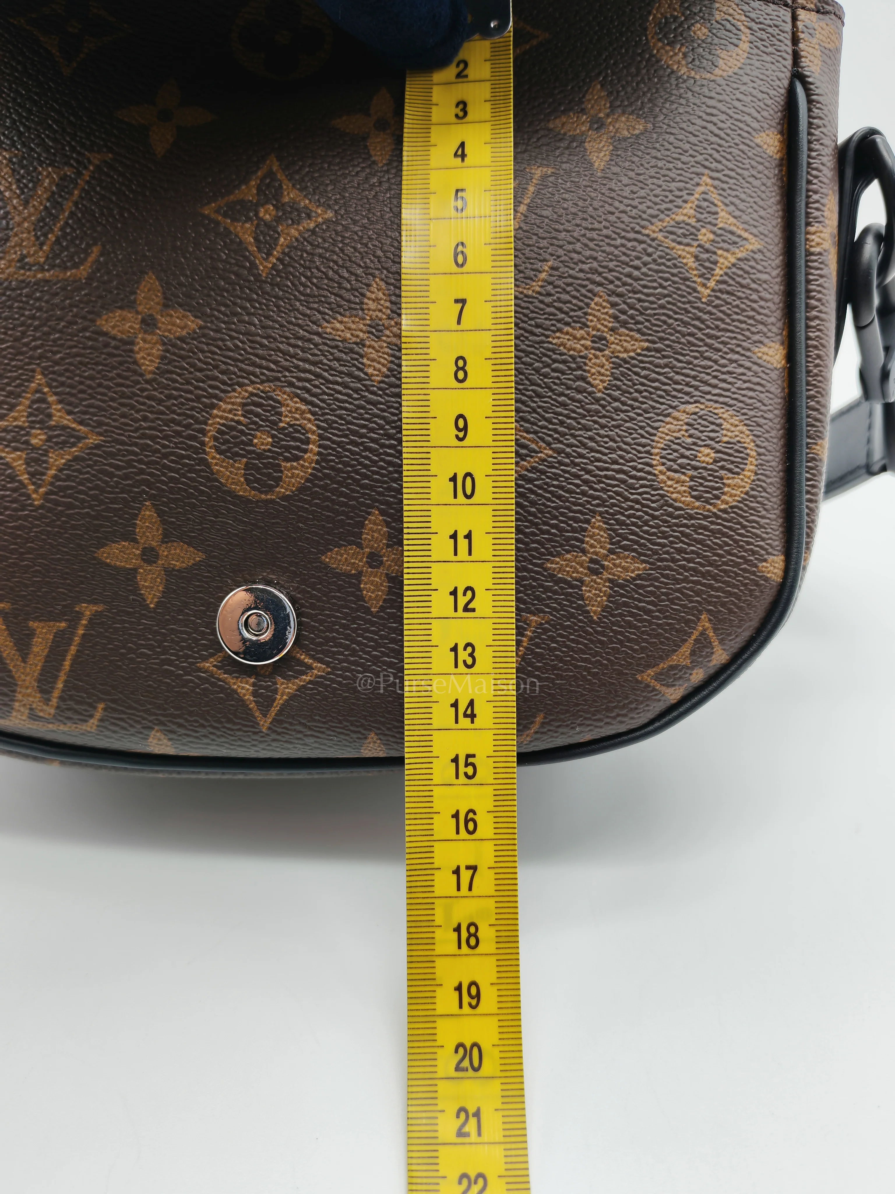 Louis Vuitton Montsouris PM Monogram Canvas Messenger Cross Body Bag (Microchip) - Image 23