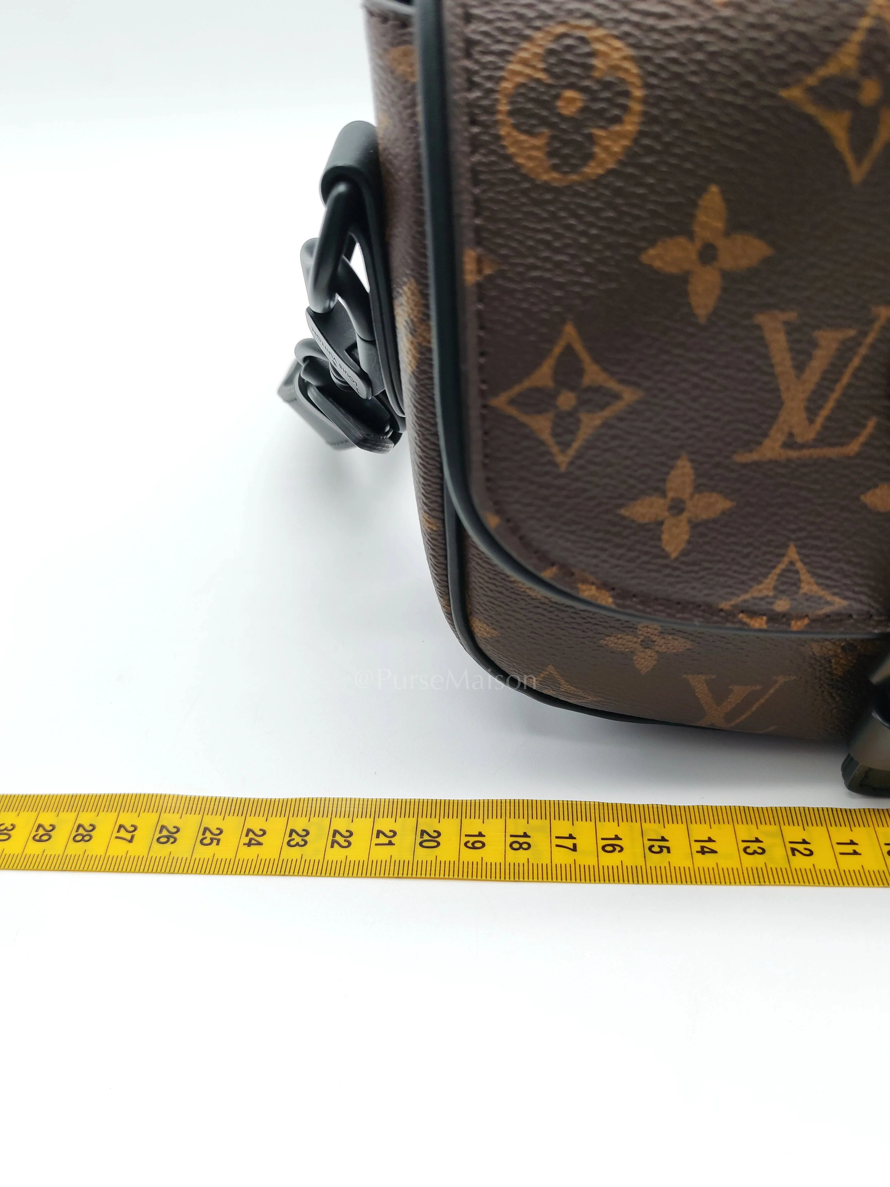 Louis Vuitton Montsouris PM Monogram Canvas Messenger Cross Body Bag (Microchip) - Image 25