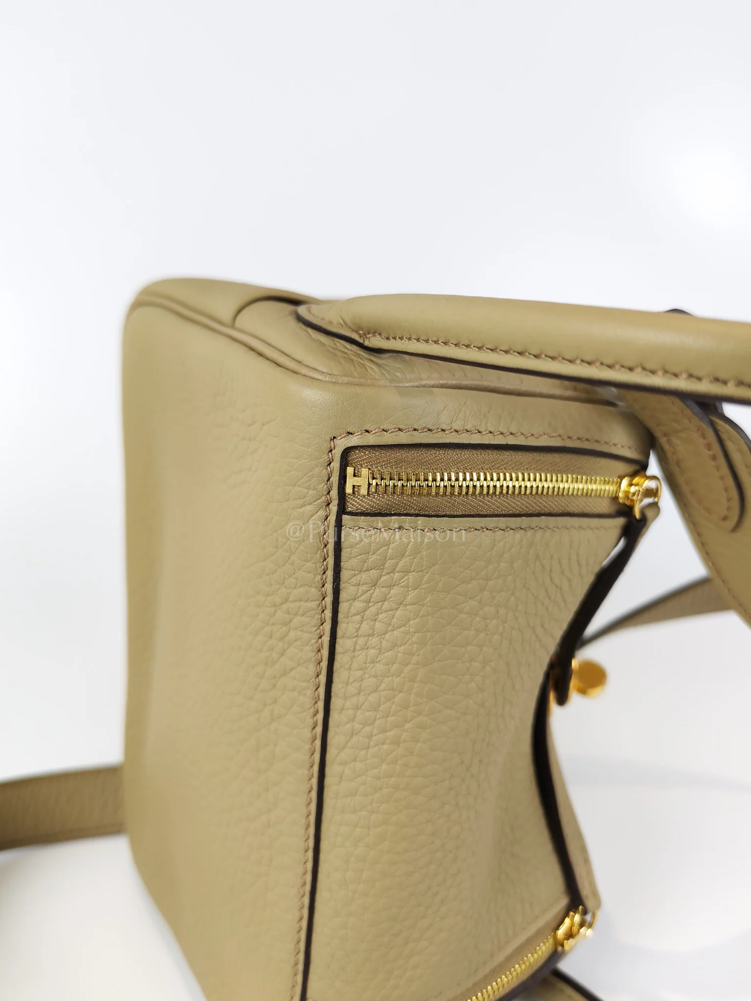 Hermes Mini Lindy Beige Marfa in Clemence Leather and Gold Hardware Stamp W (2024) - Image 18