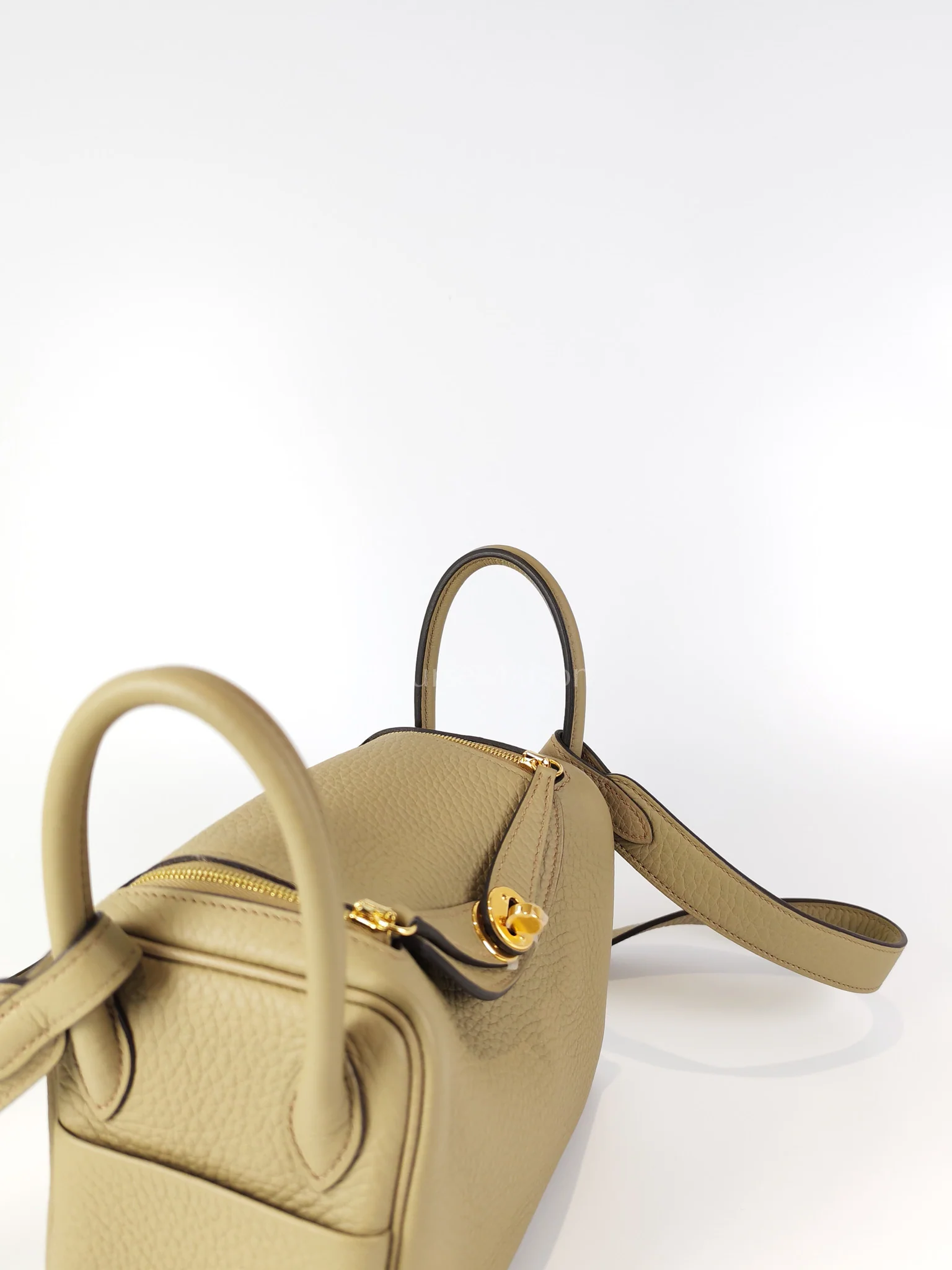Hermes Mini Lindy Beige Marfa in Clemence Leather and Gold Hardware Stamp W (2024) - Image 22